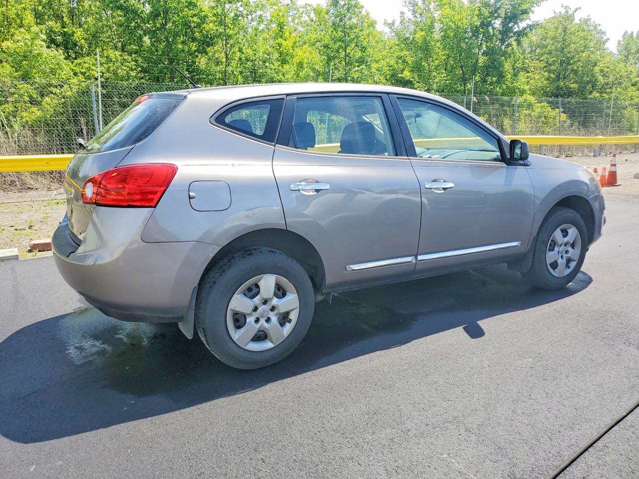 2015 Nissan Rogue Select S Silver vin: JN8AS5MT0FW660467