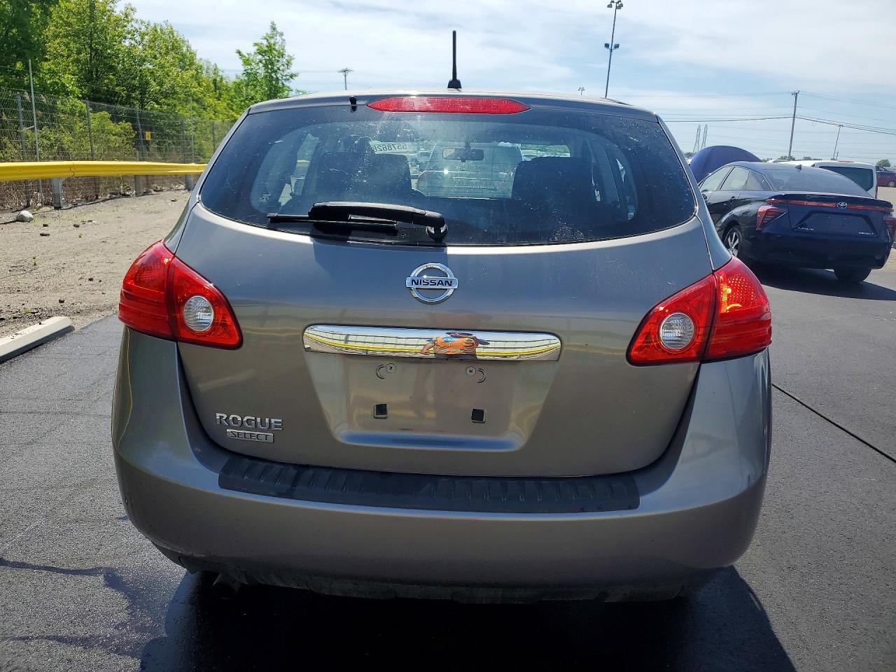 2015 Nissan Rogue Select S Silver vin: JN8AS5MT0FW660467