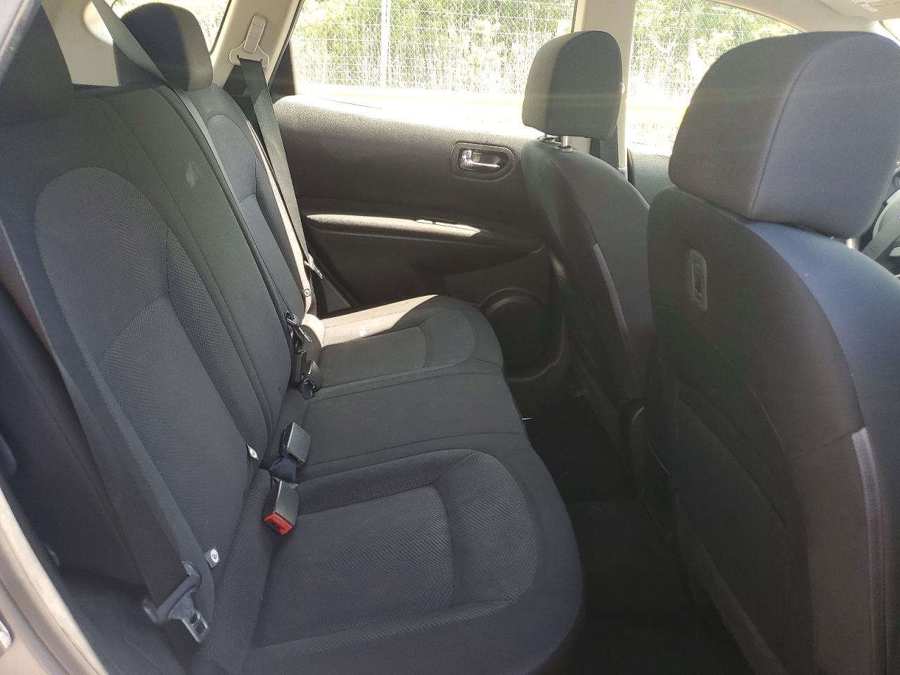 2015 Nissan Rogue Select S Silver vin: JN8AS5MT0FW660467