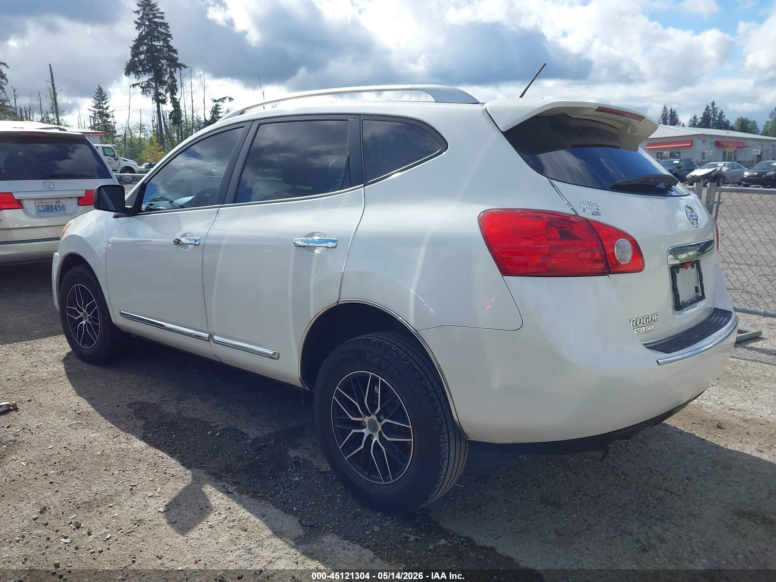 2015 Nissan Rogue Select S Белый vin: JN8AS5MT1FW651602