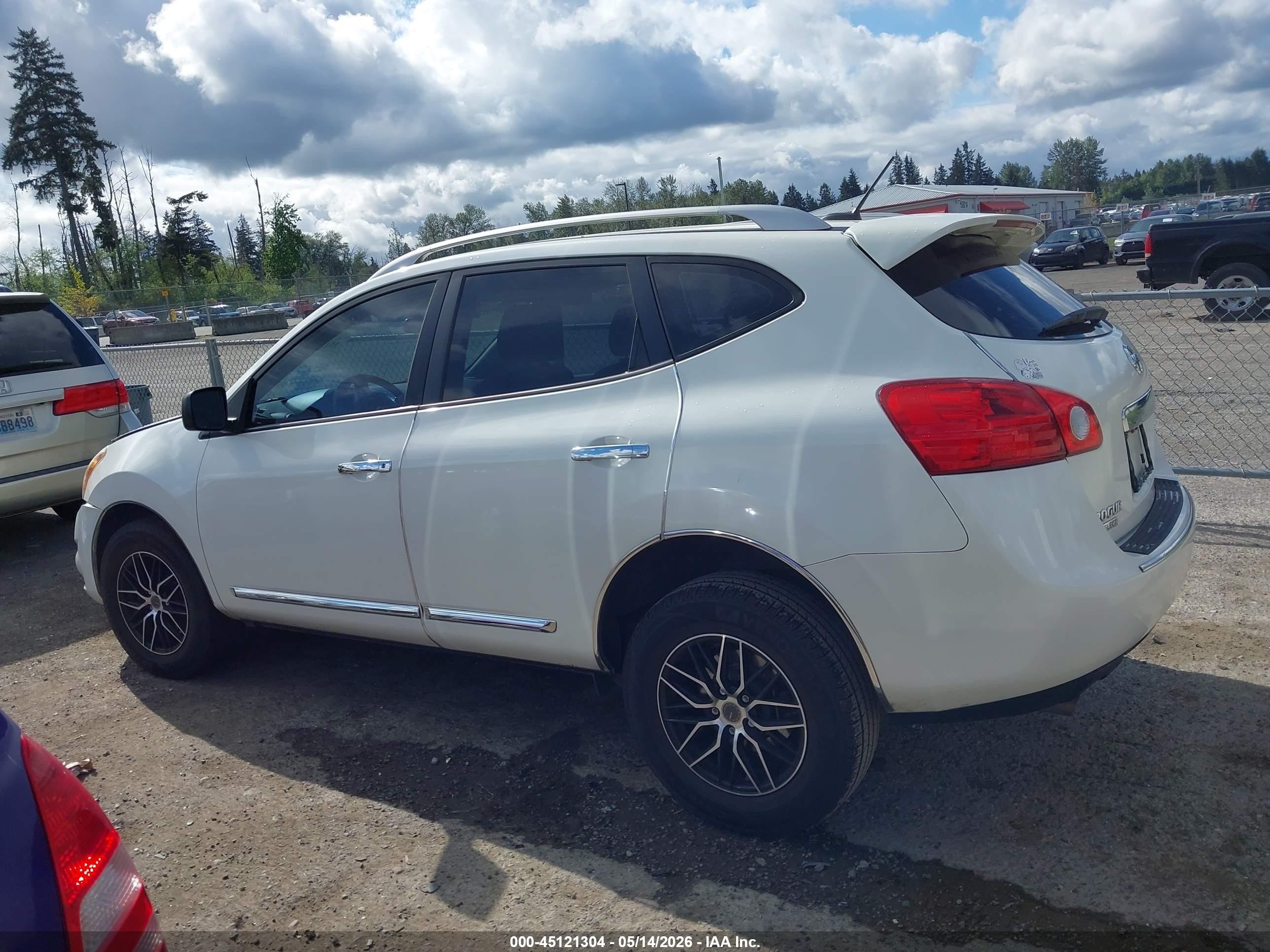 2015 Nissan Rogue Select S Белый vin: JN8AS5MT1FW651602