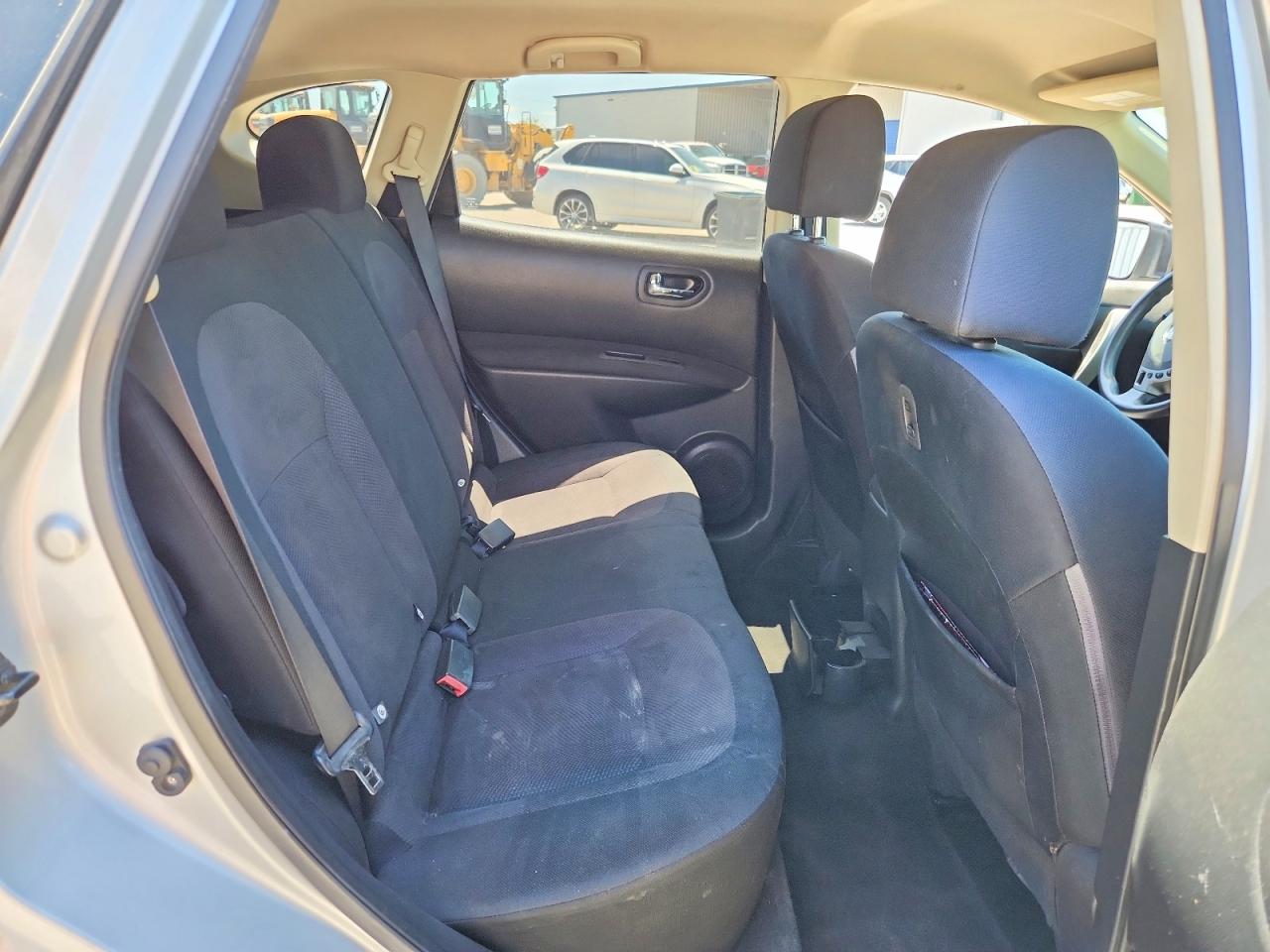 2015 Nissan Rogue Select S Silver vin: JN8AS5MT1FW653947