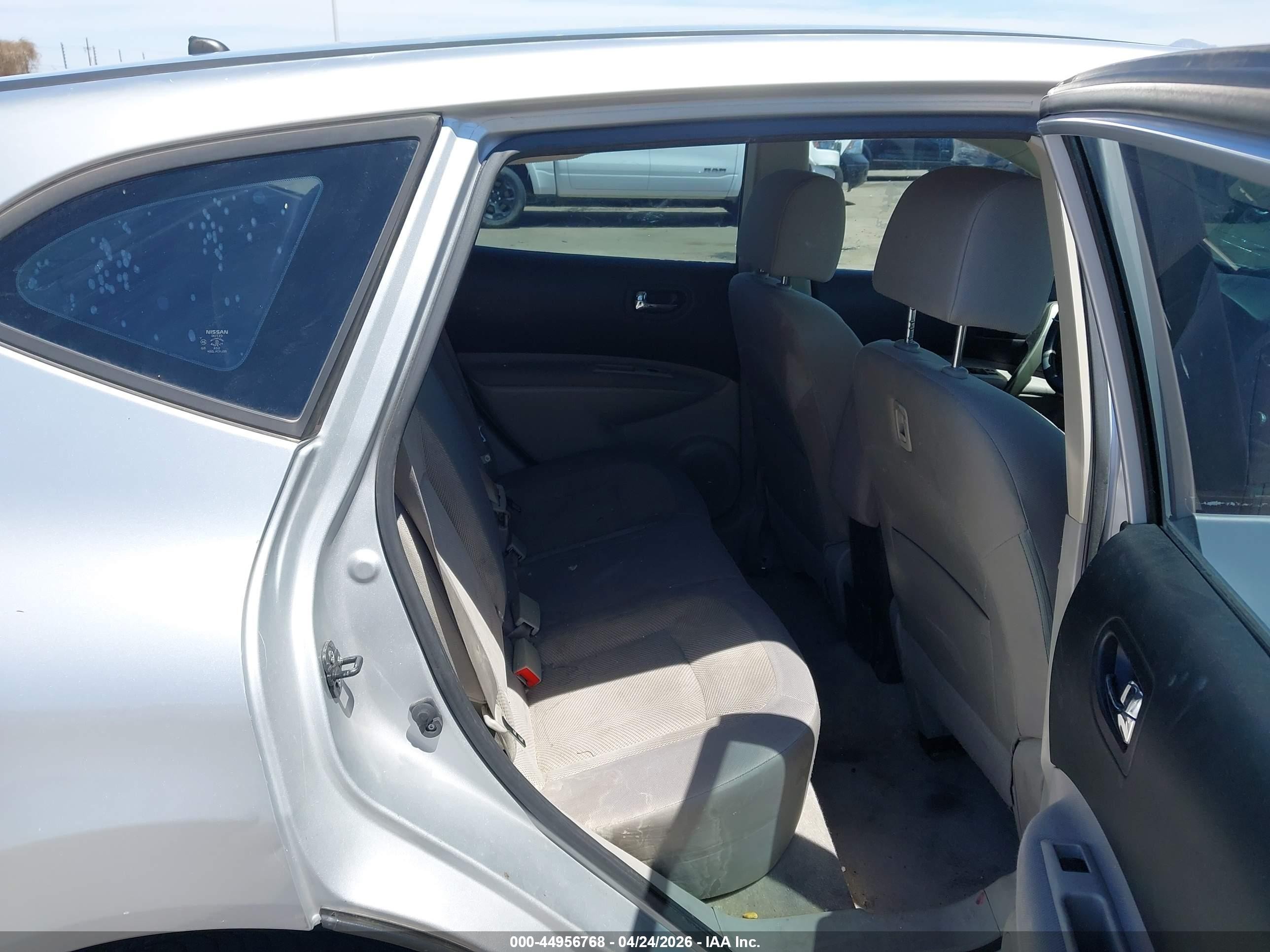 2015 Nissan Rogue Select S Silver vin: JN8AS5MT1FW670991