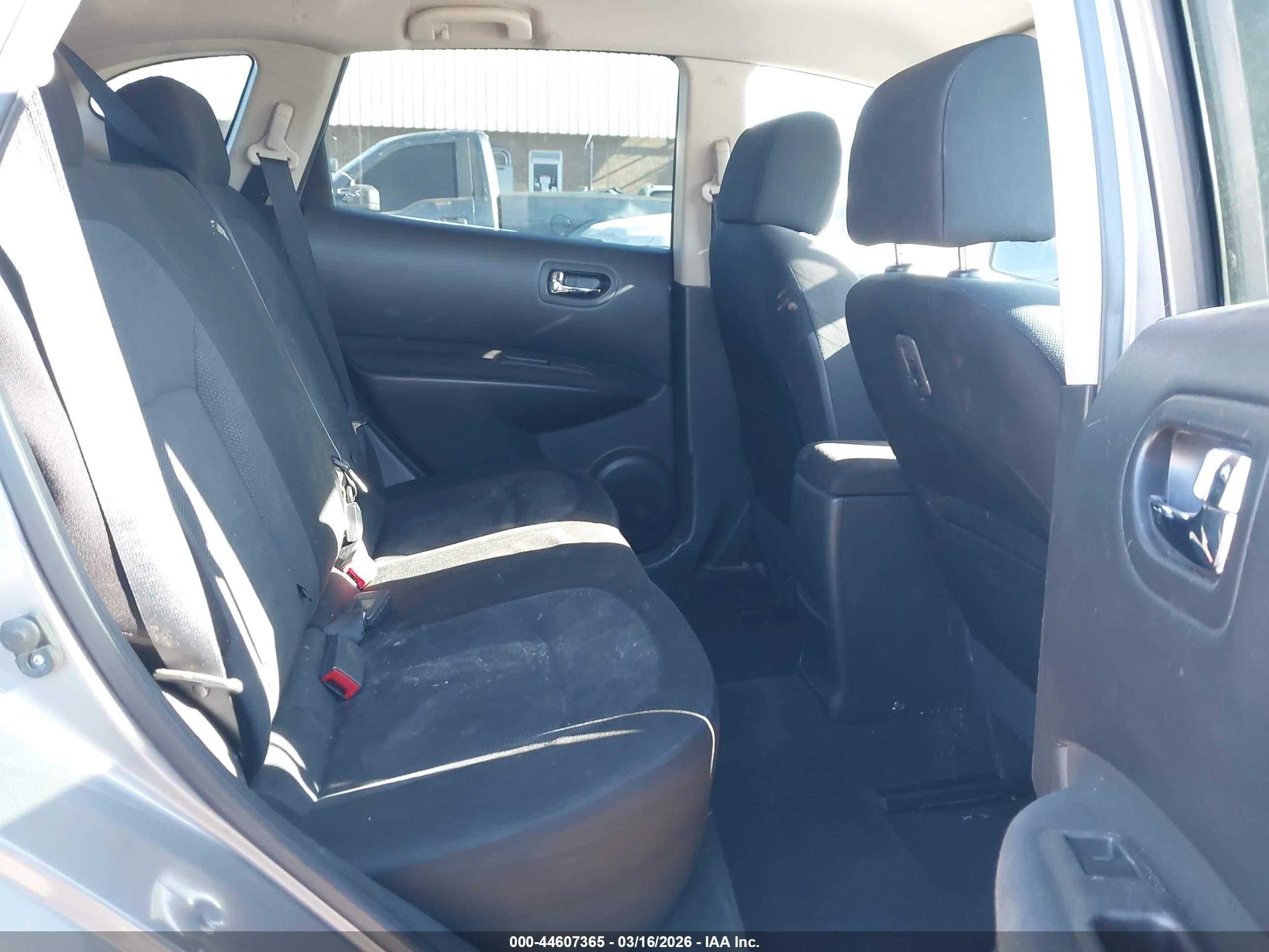 2014 Nissan Rogue Select S Silver vin: JN8AS5MT3EW608653