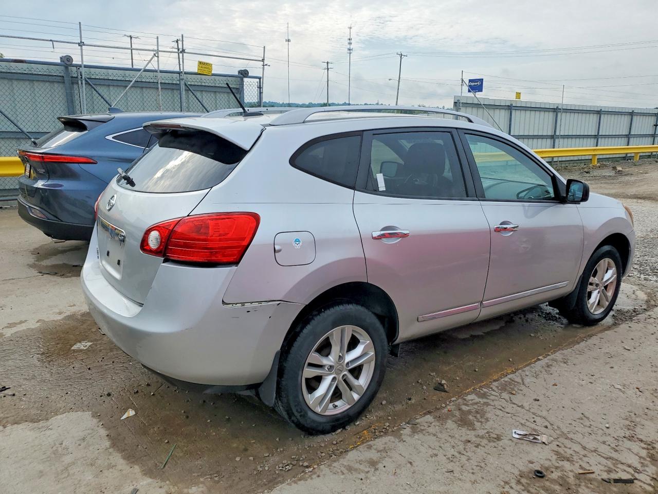 2015 Nissan Rogue Select S Silver vin: JN8AS5MT3FW670197