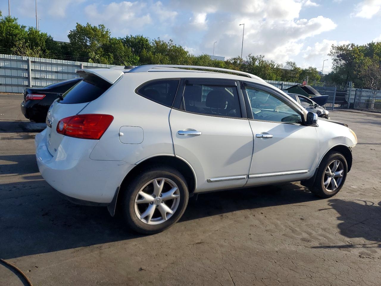 2011 Nissan Rogue S Silver vin: JN8AS5MT4BW156840
