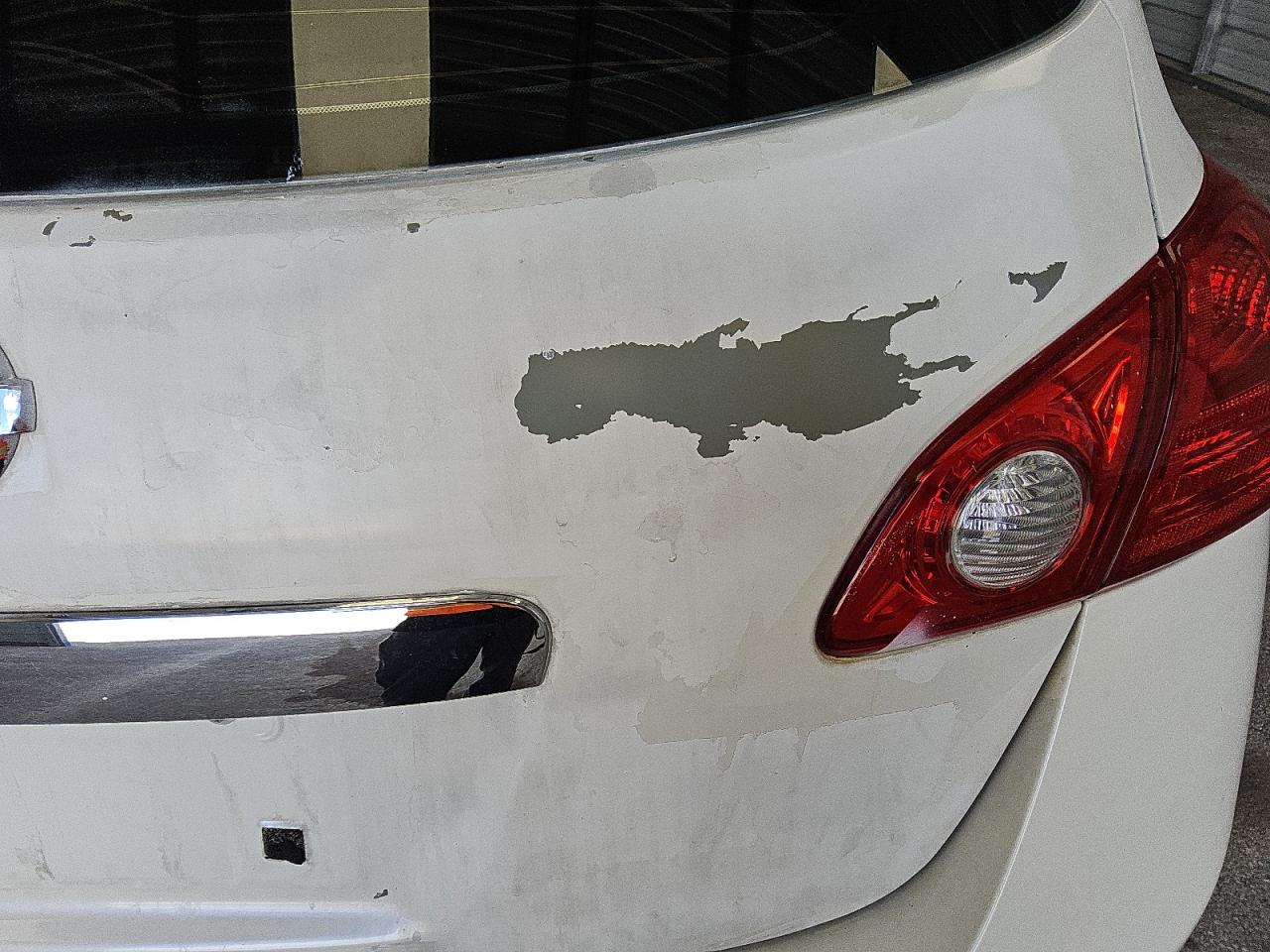 2015 Nissan Rogue Select S Белый vin: JN8AS5MT4FW663176 Damage: Deck Lid, Peeling, > 12 Inches