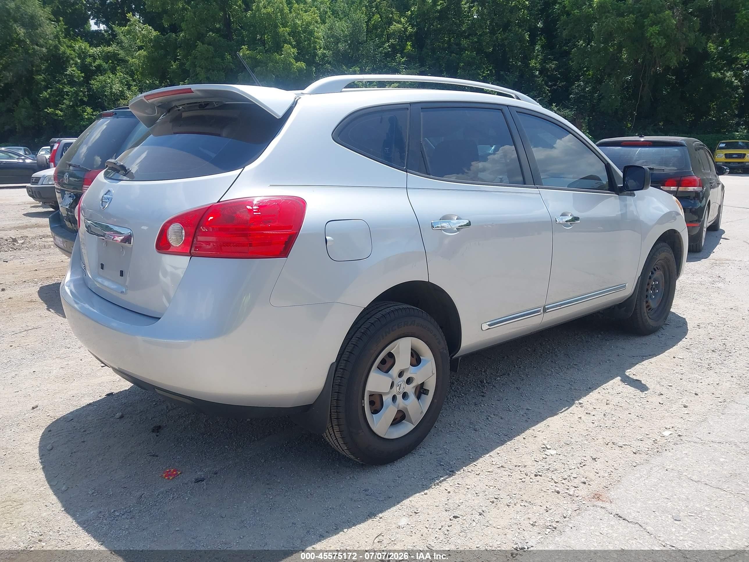 2015 Nissan Rogue Select S Silver vin: JN8AS5MT7FW667884