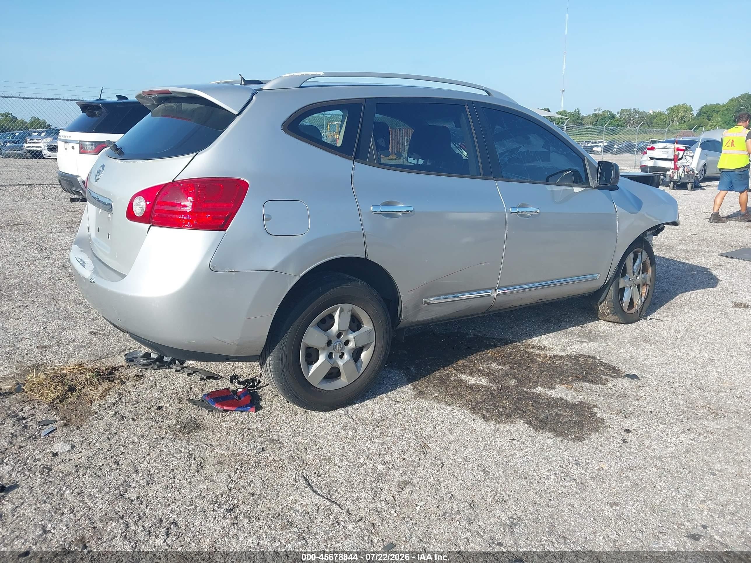 2015 Nissan Rogue Select S Silver vin: JN8AS5MT8FW650902