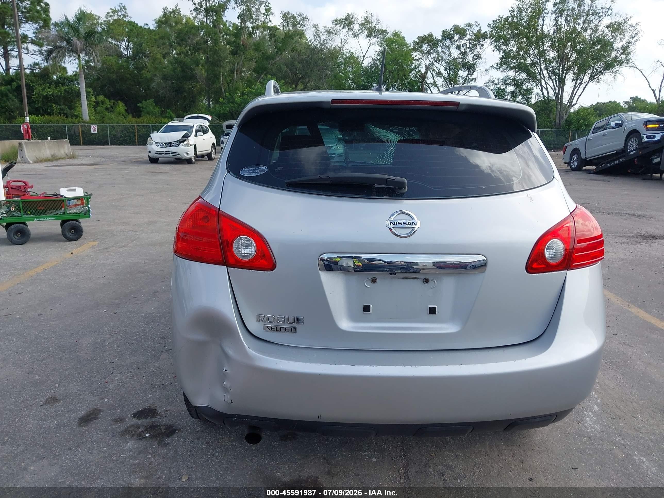 2015 Nissan Rogue Select S Silver vin: JN8AS5MT8FW651399