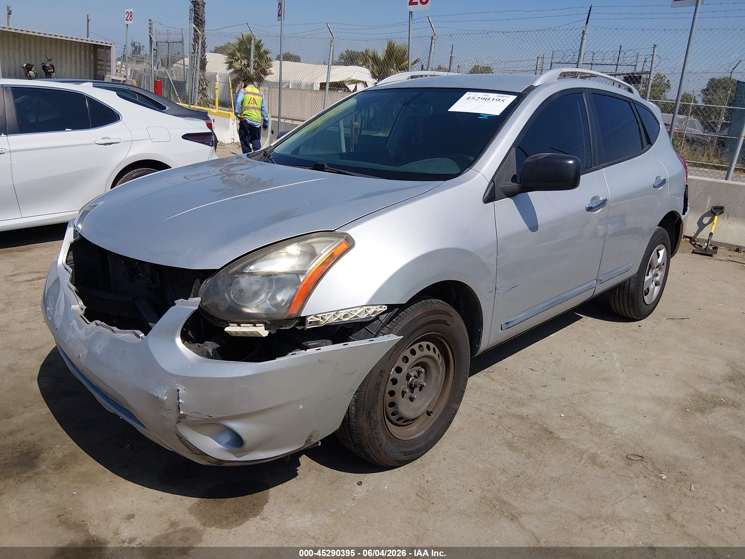 2014 Nissan Rogue Select S Silver vin: JN8AS5MT9EW625084