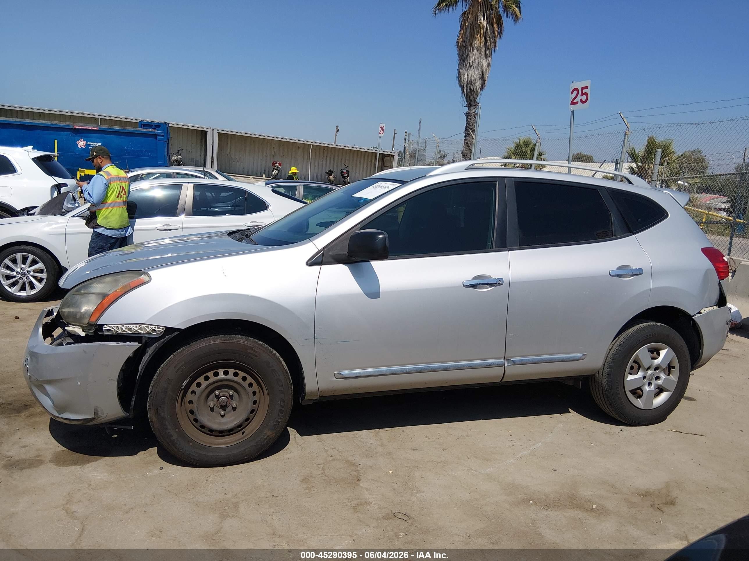 2014 Nissan Rogue Select S Silver vin: JN8AS5MT9EW625084