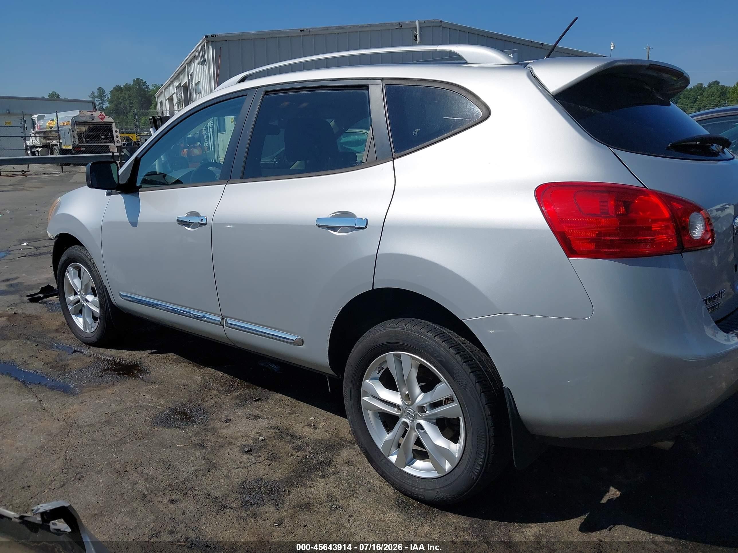 2015 Nissan Rogue Select S Silver vin: JN8AS5MTXFW650934