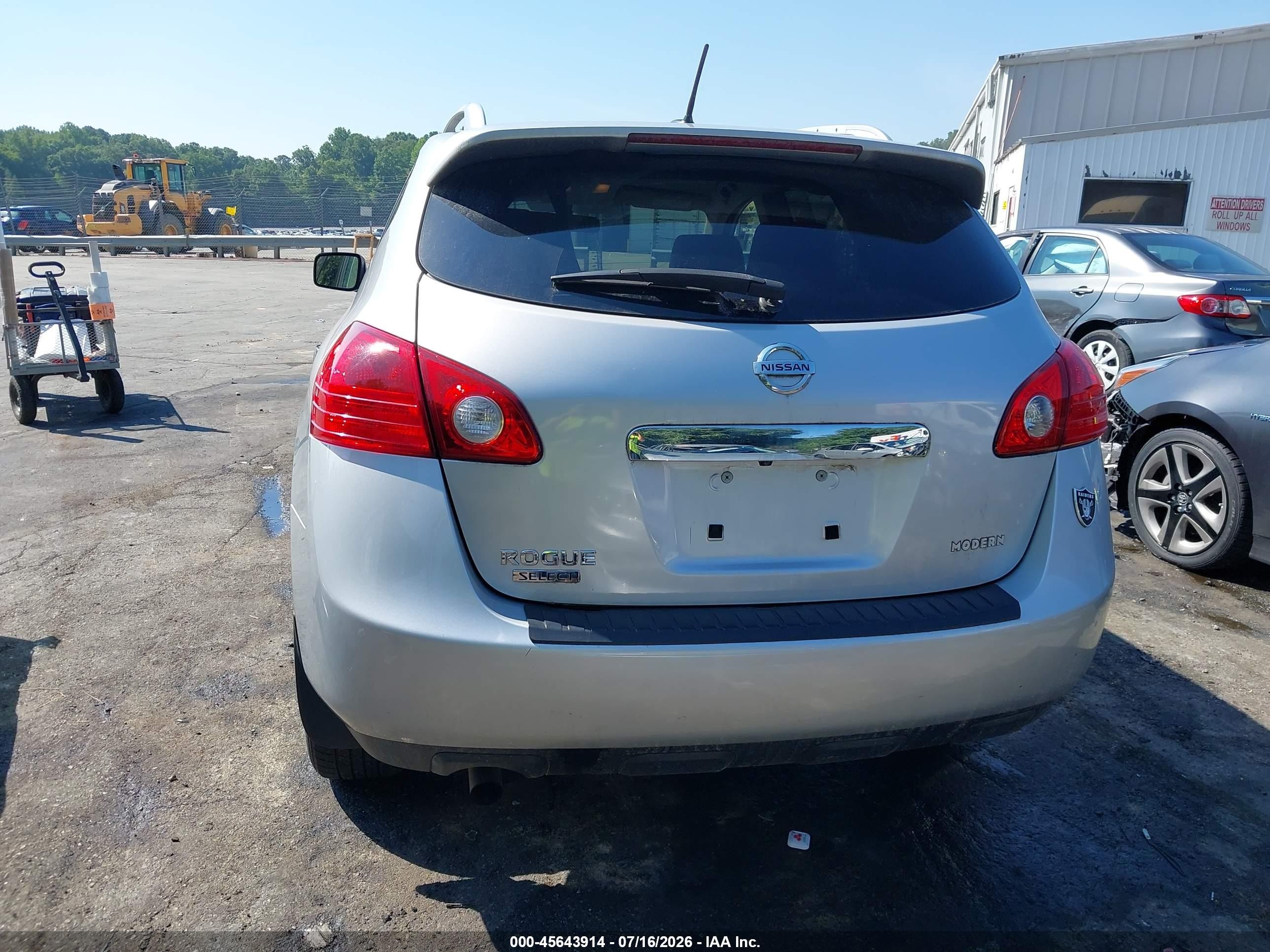 2015 Nissan Rogue Select S Silver vin: JN8AS5MTXFW650934