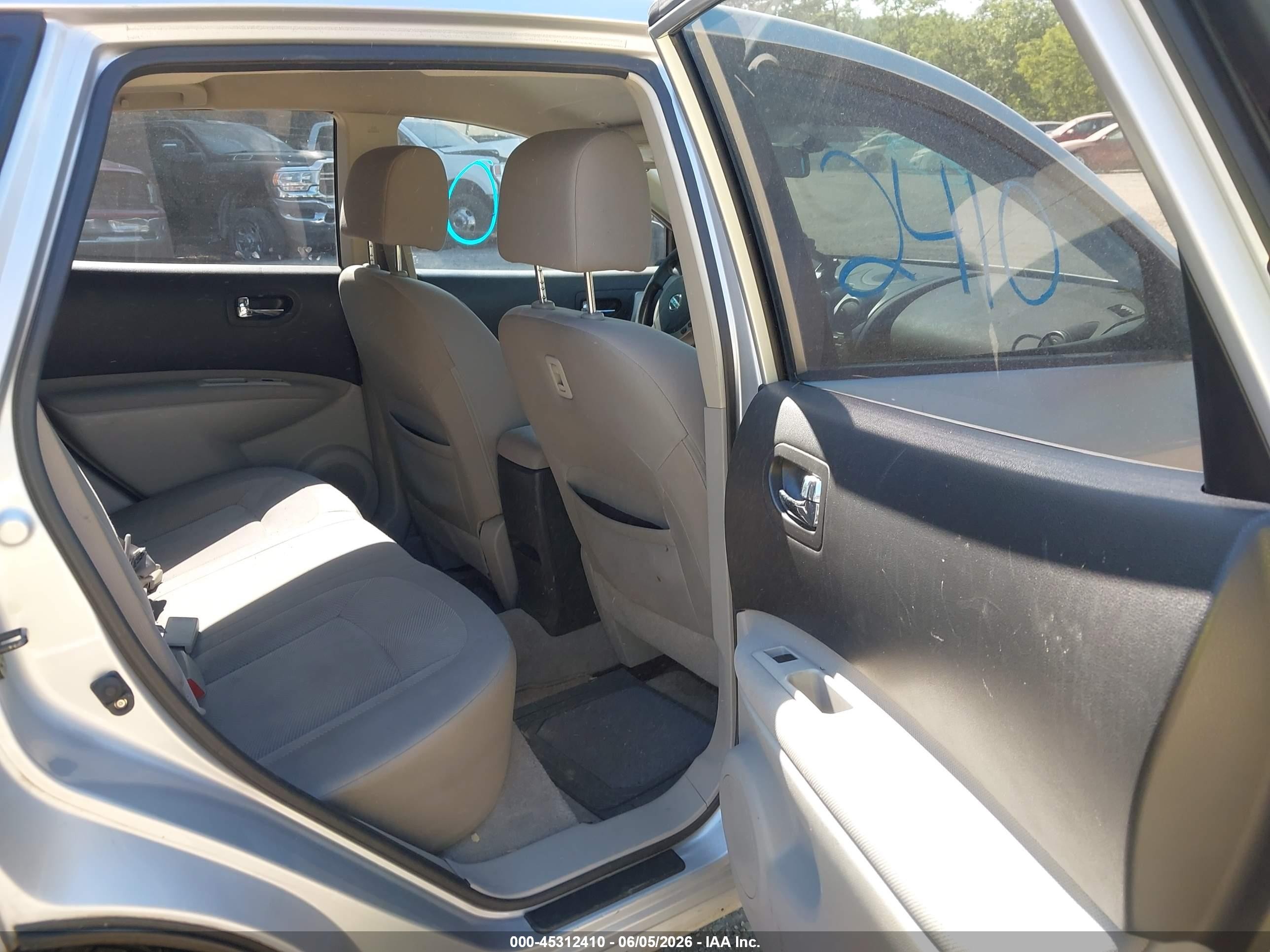 2011 Nissan Rogue S Silver vin: JN8AS5MV0BW667995