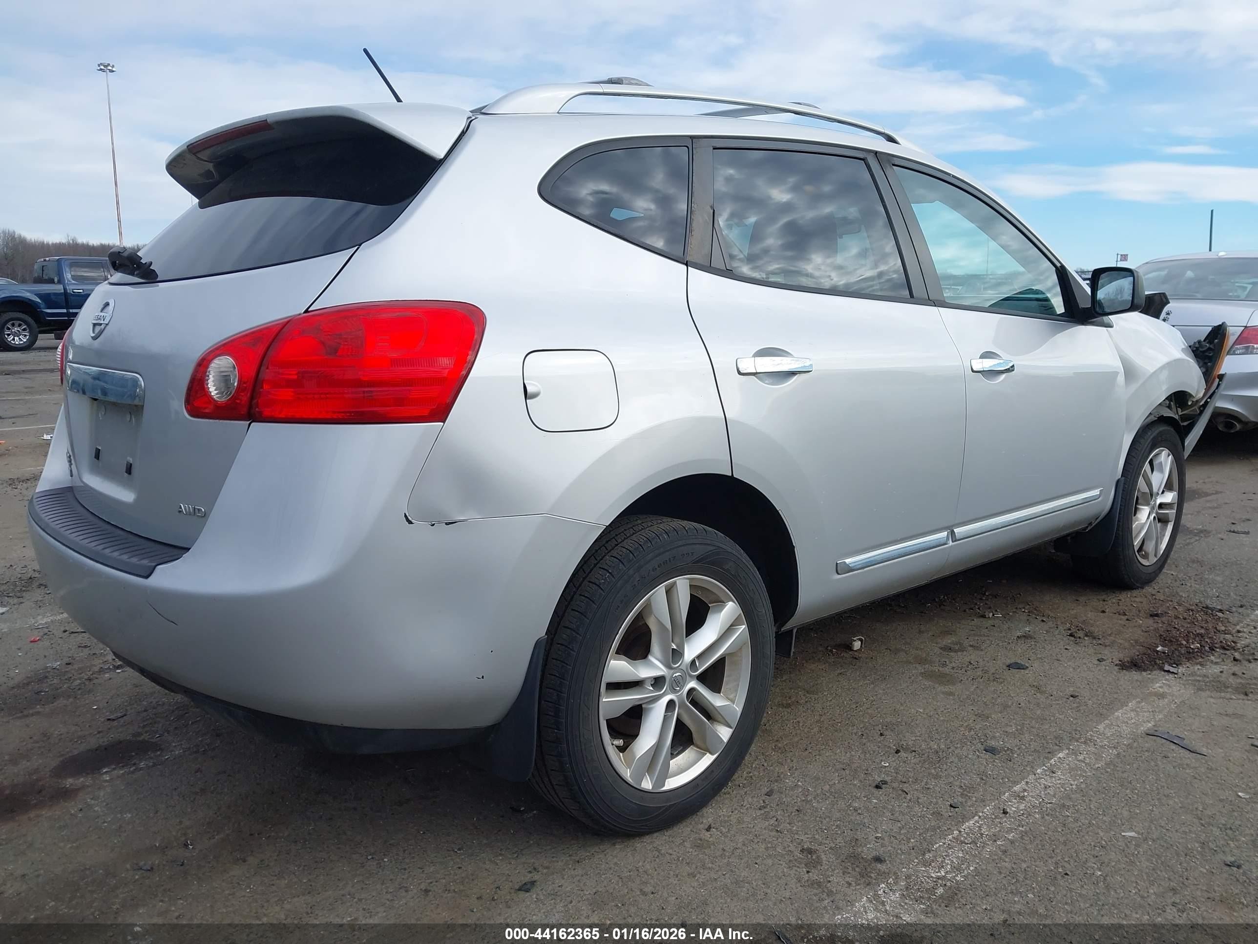 2015 Nissan Rogue Select S Silver vin: JN8AS5MV0FW259079