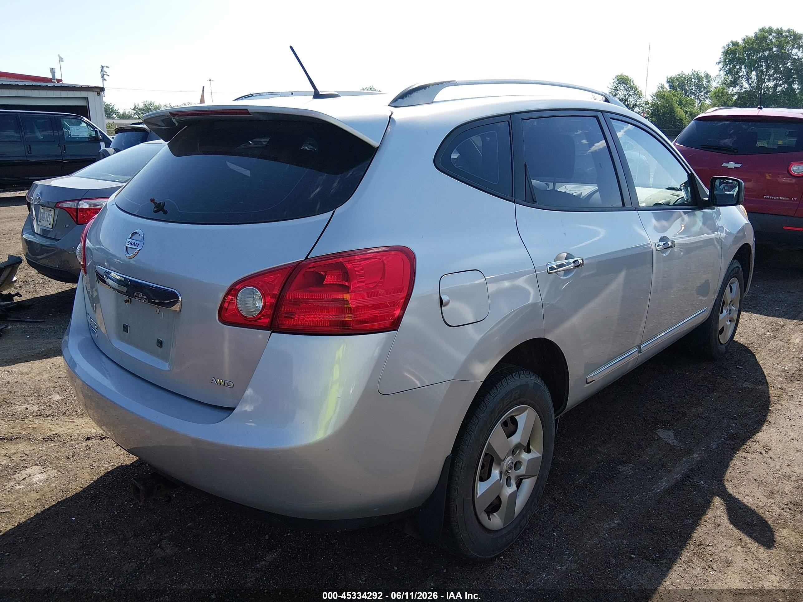 2014 Nissan Rogue Select S Серебряный vin: JN8AS5MV3EW203507