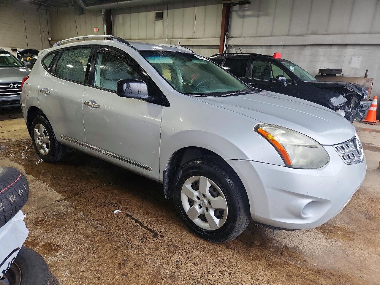 2014 Nissan Rogue Select S Silver vin: JN8AS5MV4EW712022
