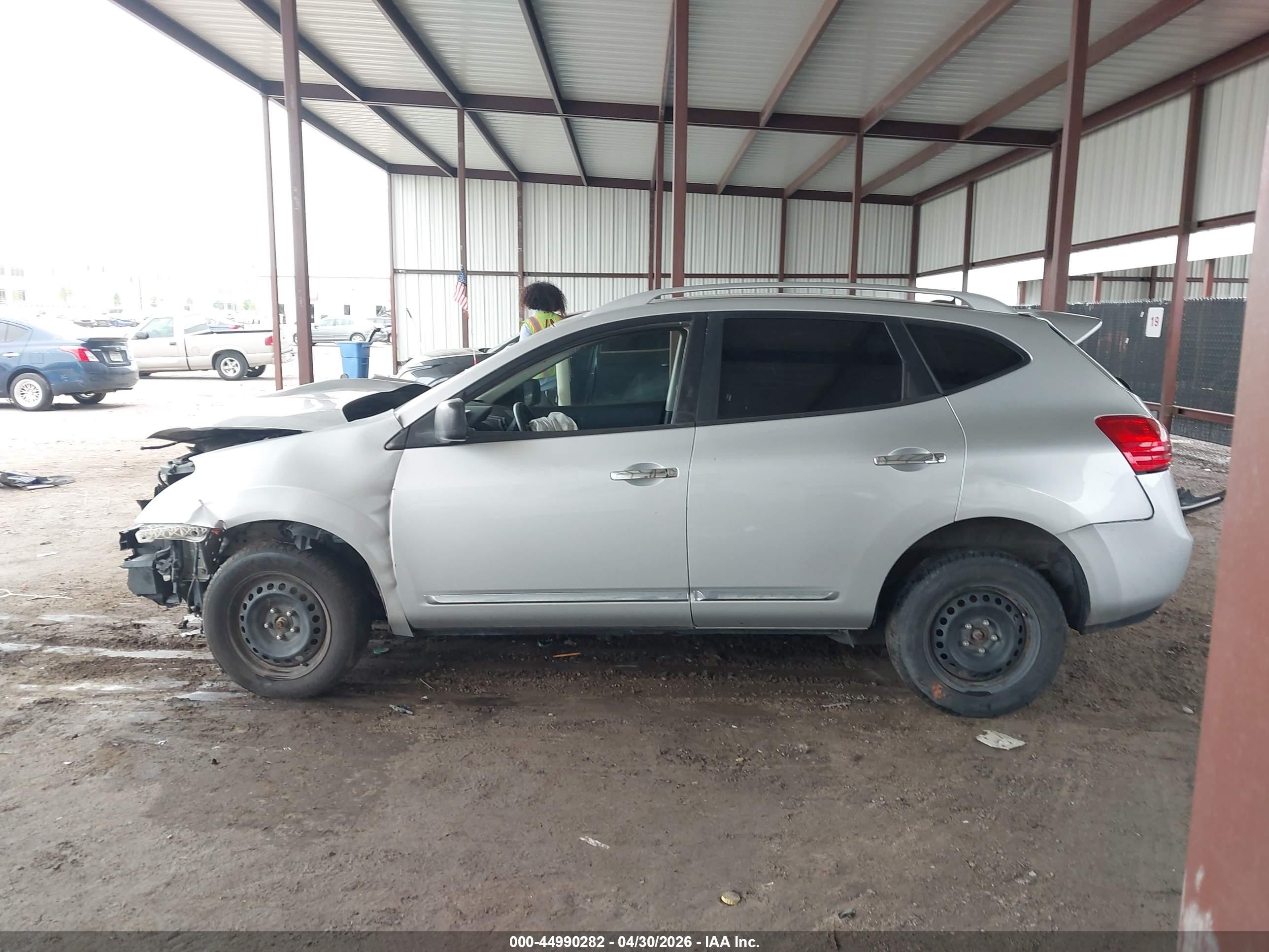 2015 Nissan Rogue Select S Silver vin: JN8AS5MV4FW759388