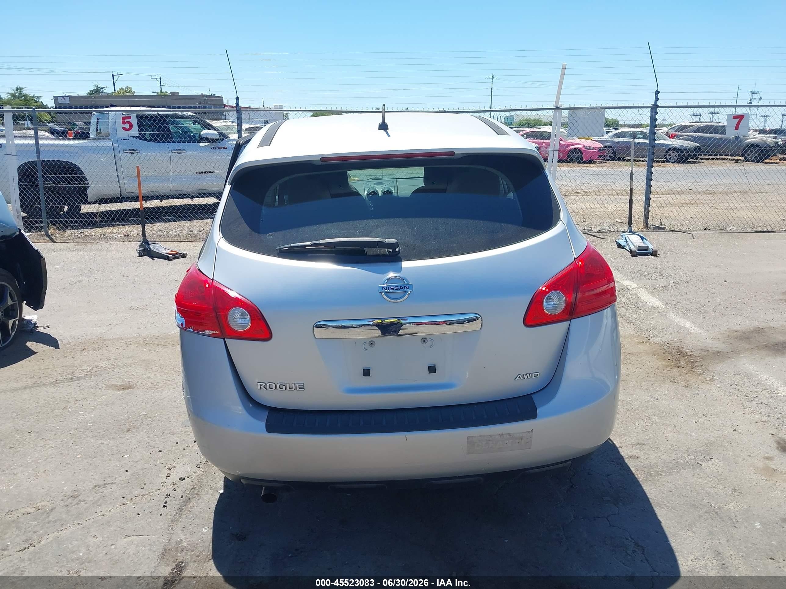 2011 Nissan Rogue S Silver vin: JN8AS5MV5BW682010
