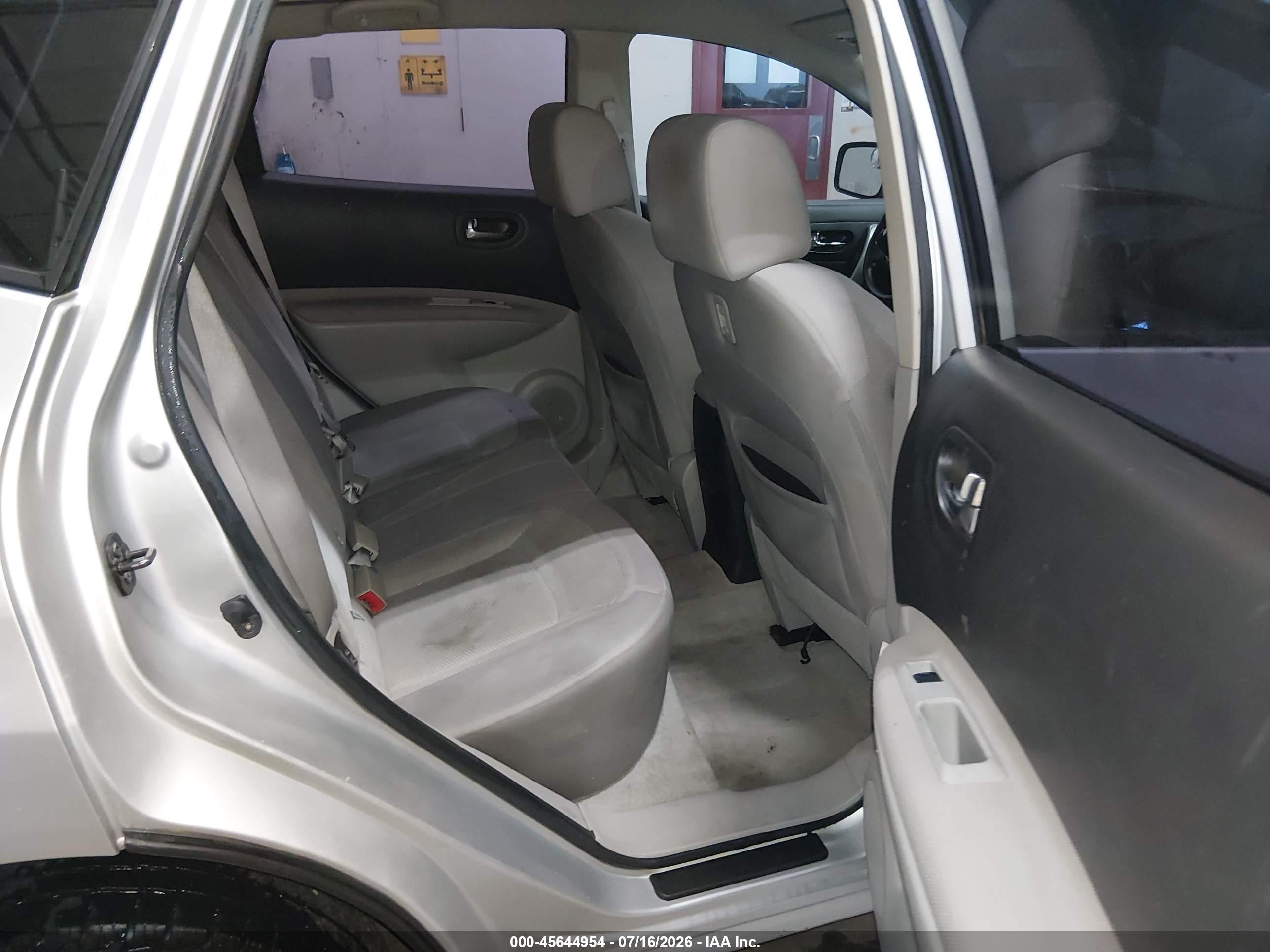 2011 Nissan Rogue S Silver vin: JN8AS5MV5BW688003