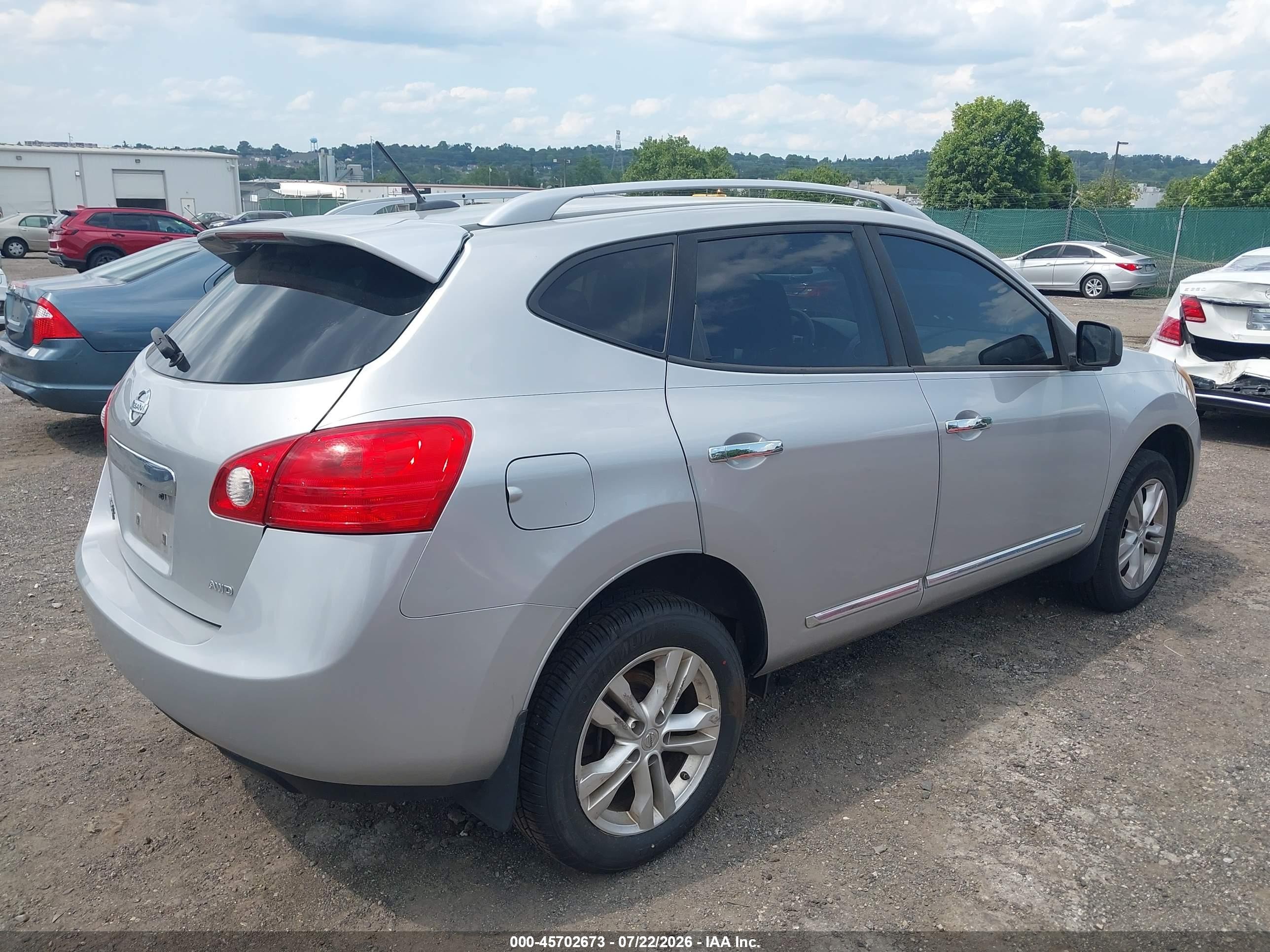 2015 Nissan Rogue Select S Серебряный vin: JN8AS5MV5FW770965
