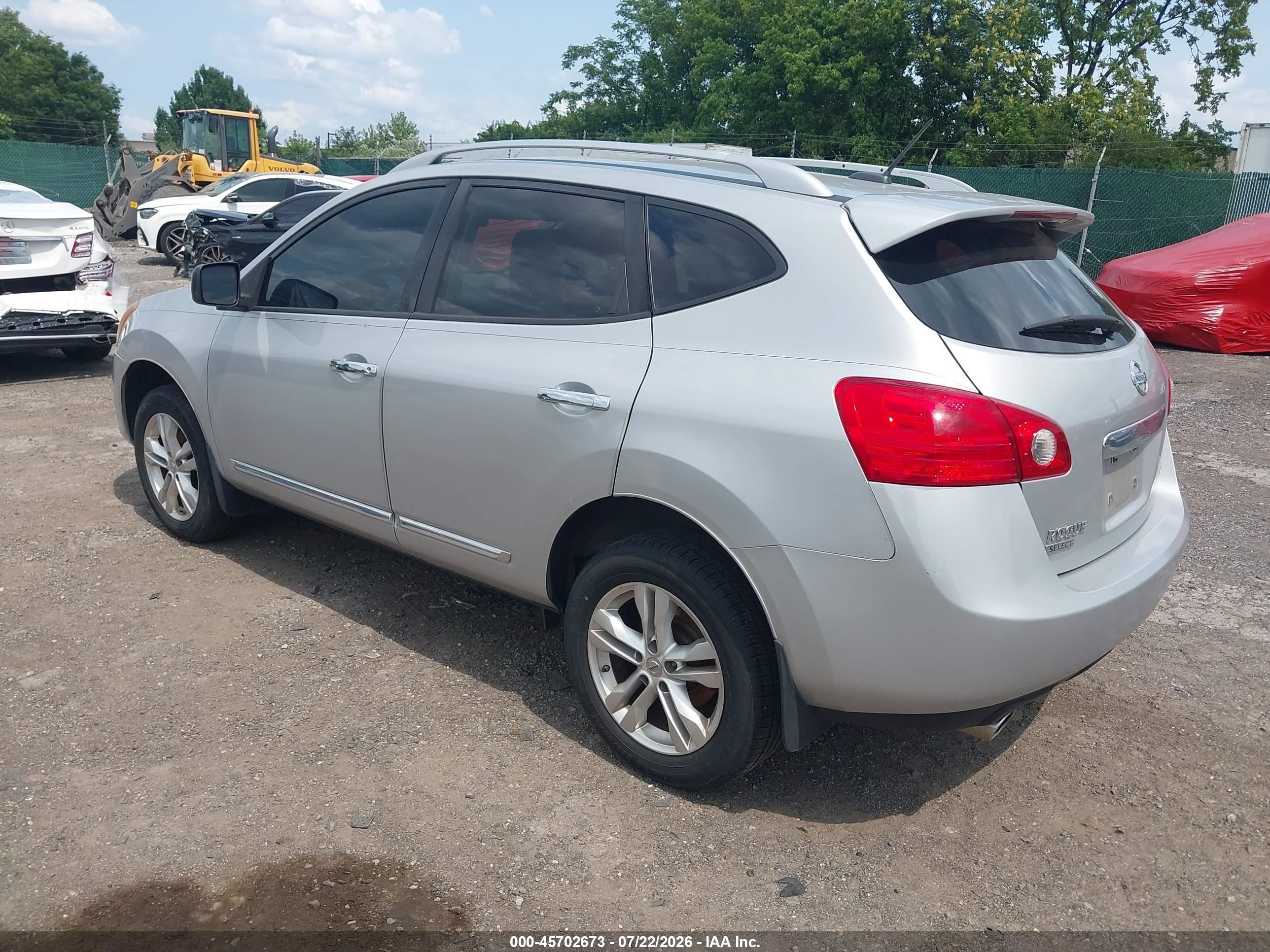 2015 Nissan Rogue Select S Серебряный vin: JN8AS5MV5FW770965