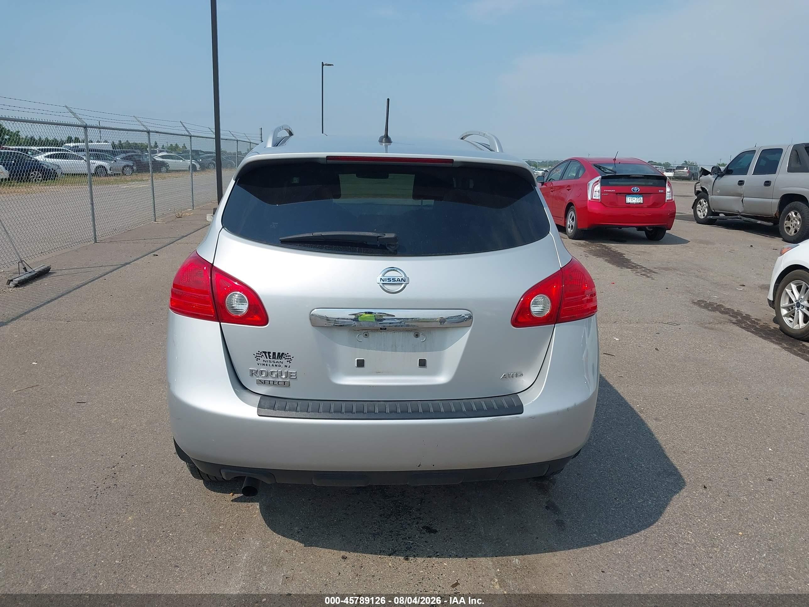 2015 Nissan Rogue Select S Silver vin: JN8AS5MV6FW767041
