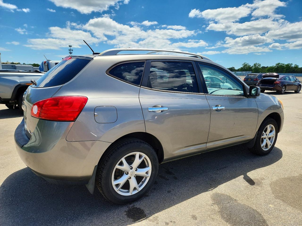 2010 Nissan Rogue S Silver vin: JN8AS5MV8AW112923