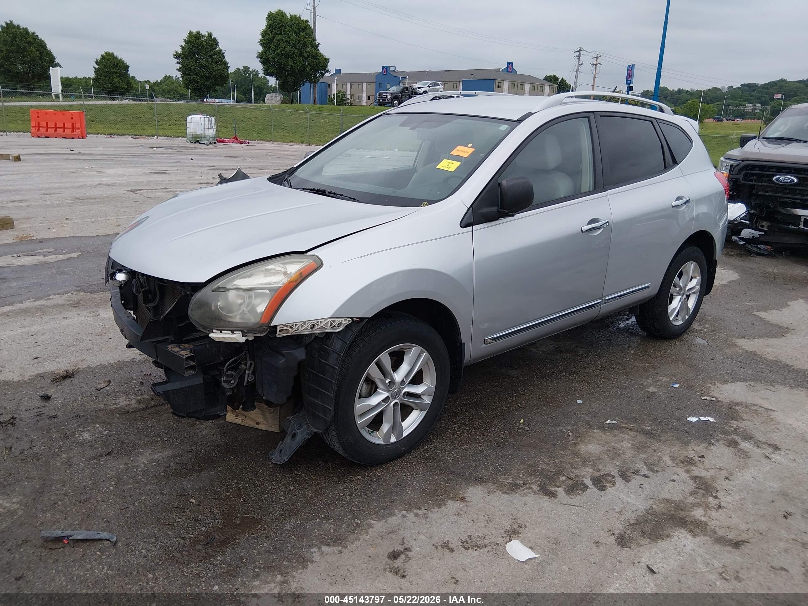 2015 Nissan Rogue Select S Silver vin: JN8AS5MVXFW256402