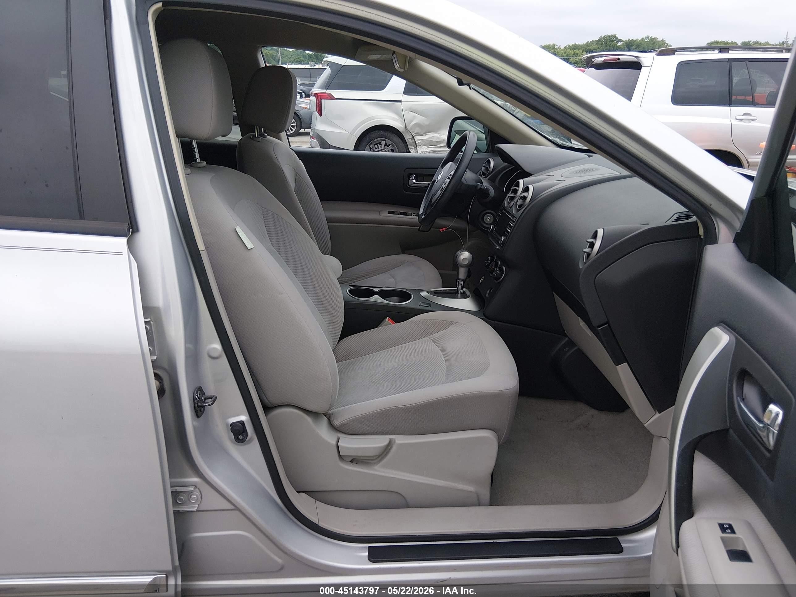 2015 Nissan Rogue Select S Silver vin: JN8AS5MVXFW256402