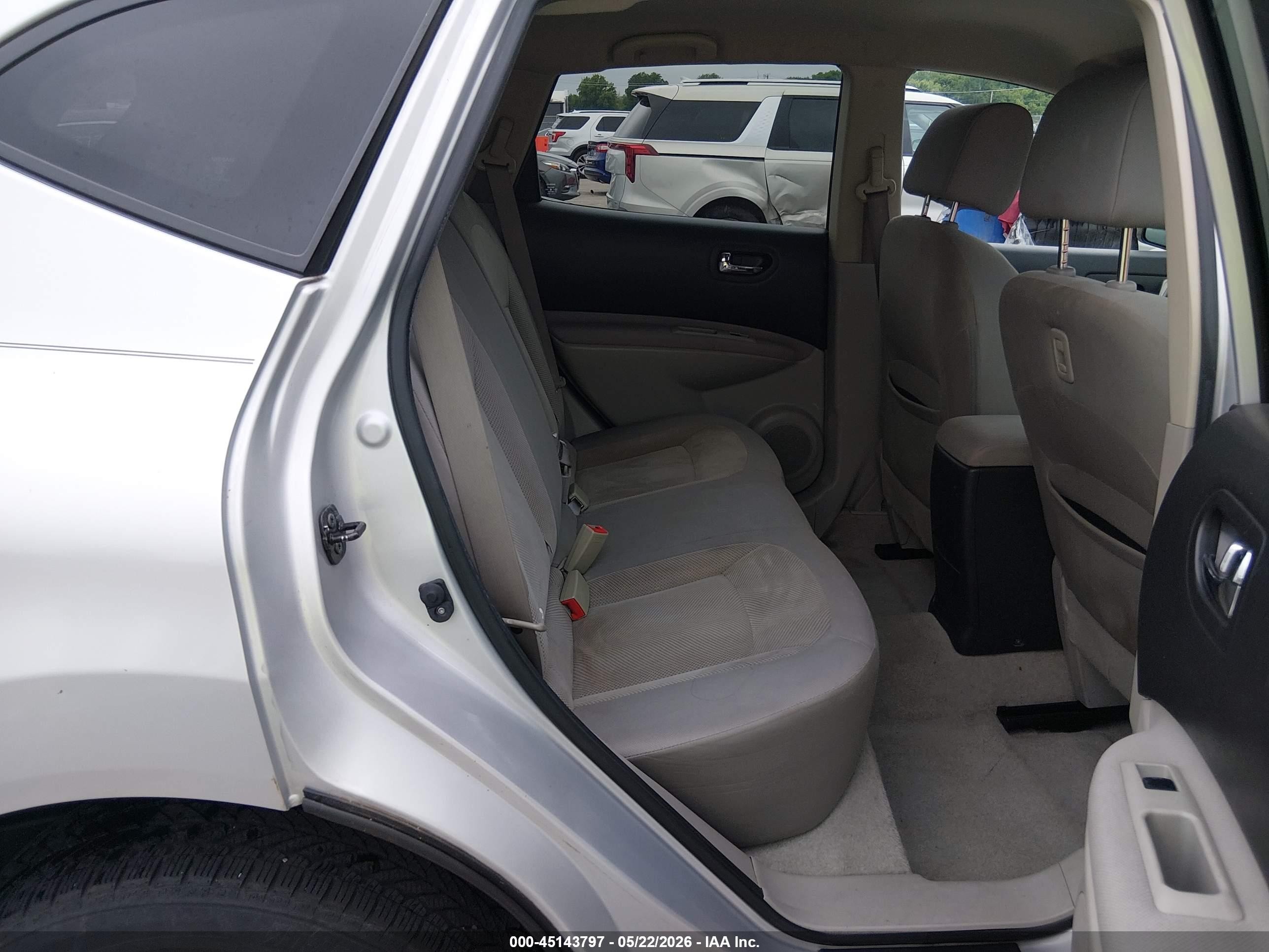 2015 Nissan Rogue Select S Silver vin: JN8AS5MVXFW256402