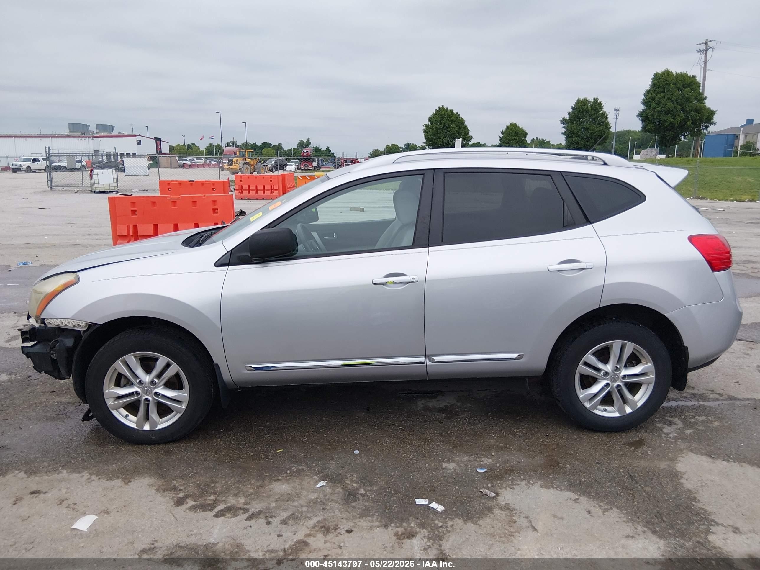 2015 Nissan Rogue Select S Silver vin: JN8AS5MVXFW256402