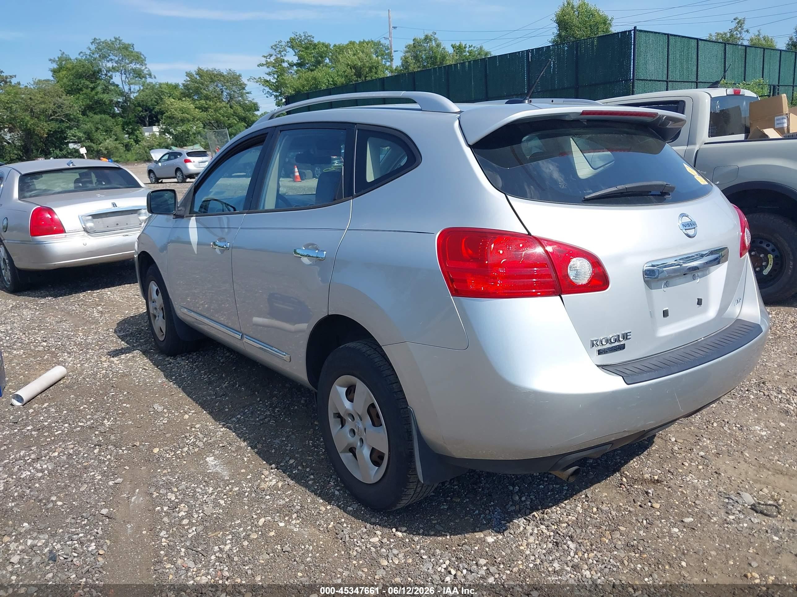 2015 Nissan Rogue Select S Серебряный vin: JN8AS5MVXFW753823
