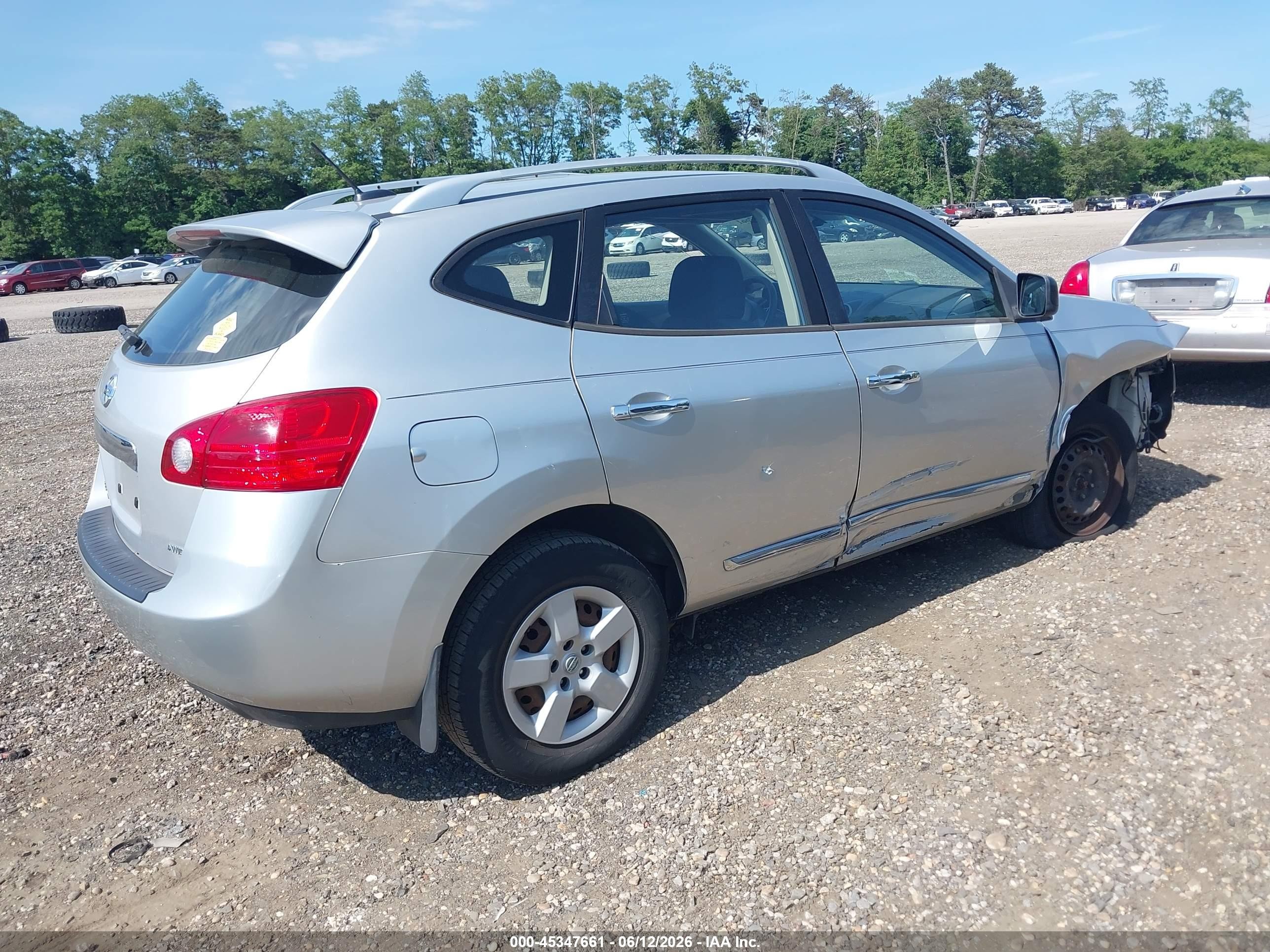 2015 Nissan Rogue Select S Серебряный vin: JN8AS5MVXFW753823