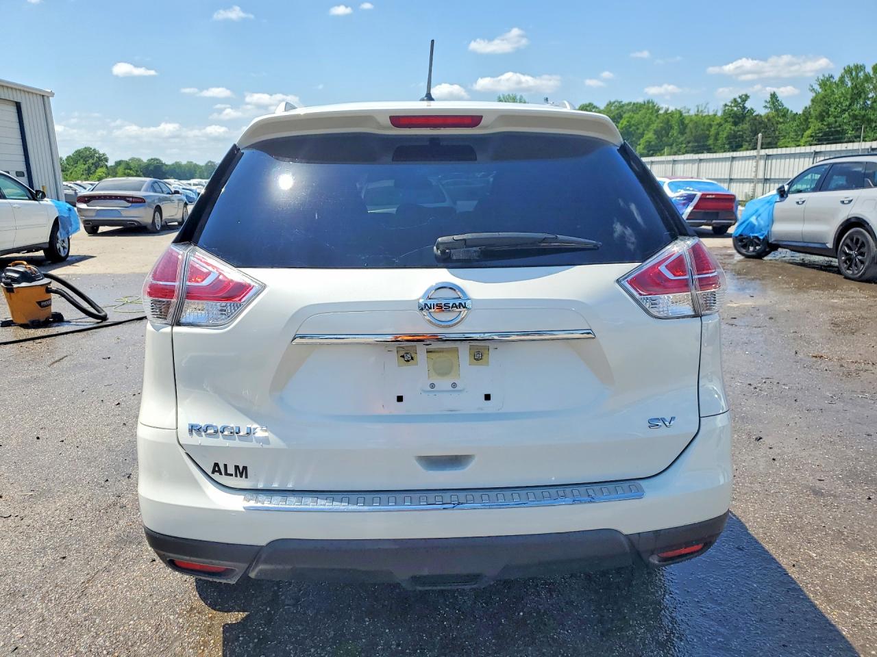 2016 Nissan Rogue Sv Белый vin: JN8AT2MT8GW029172