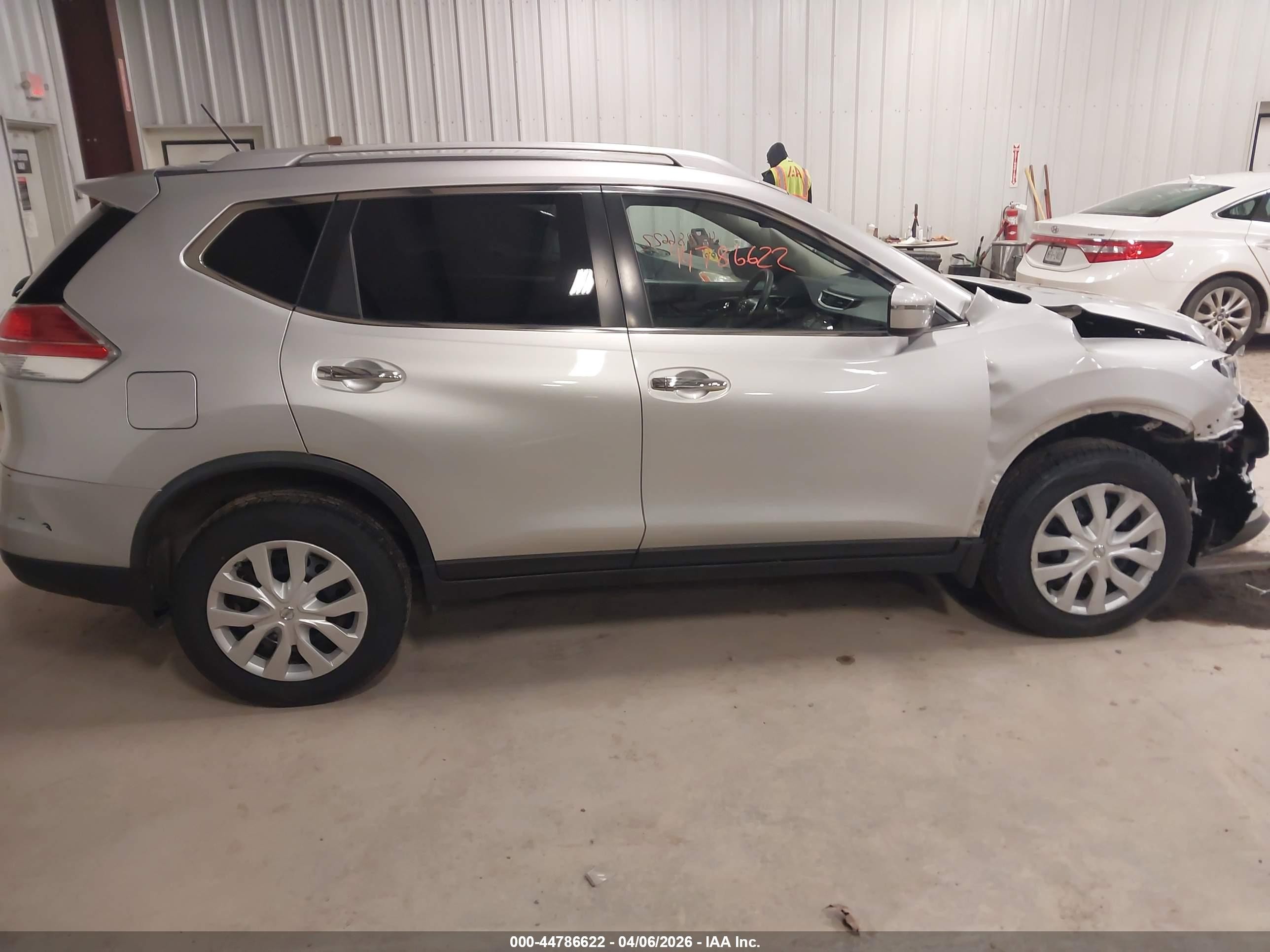 2016 Nissan Rogue S Silver vin: JN8AT2MV1GW153091