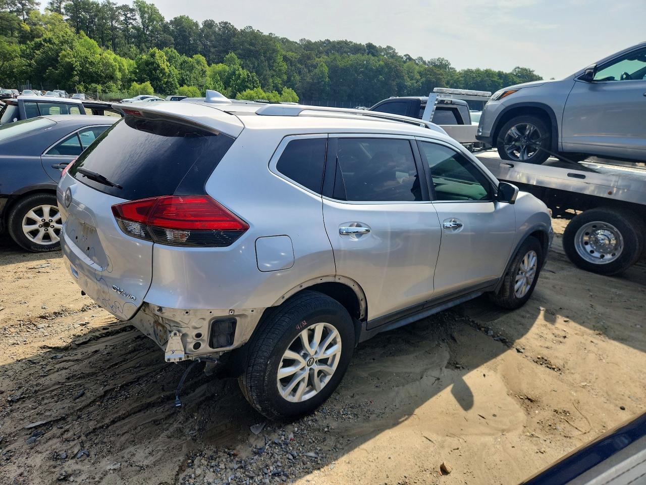 2017 Nissan Rogue Silver vin: JN8AT2MV2HW028344