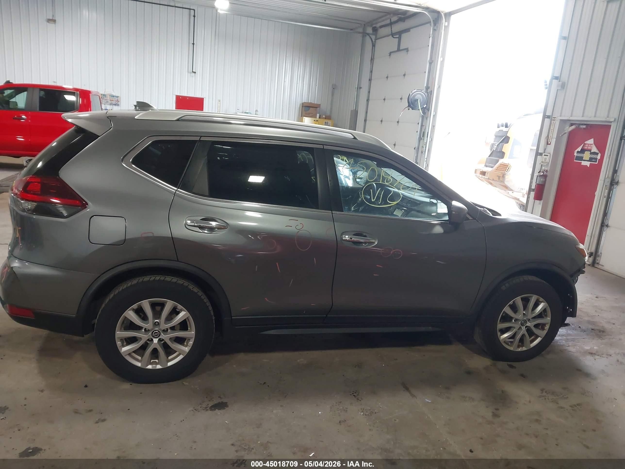 2018 Nissan Rogue Sv Серый vin: JN8AT2MV7JW301140
