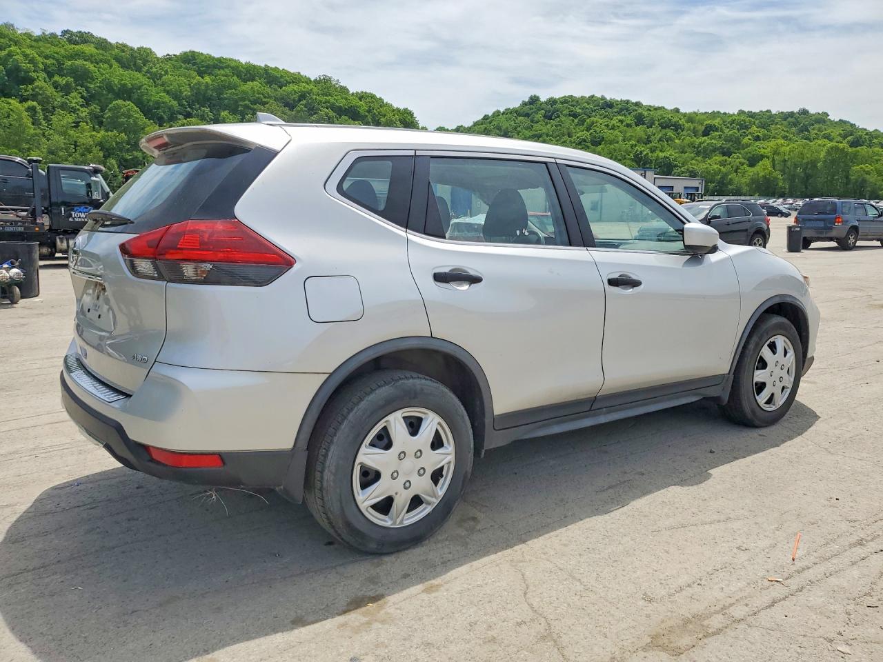 2018 Nissan Rogue S Серебряный vin: JN8AT2MVXJW315260