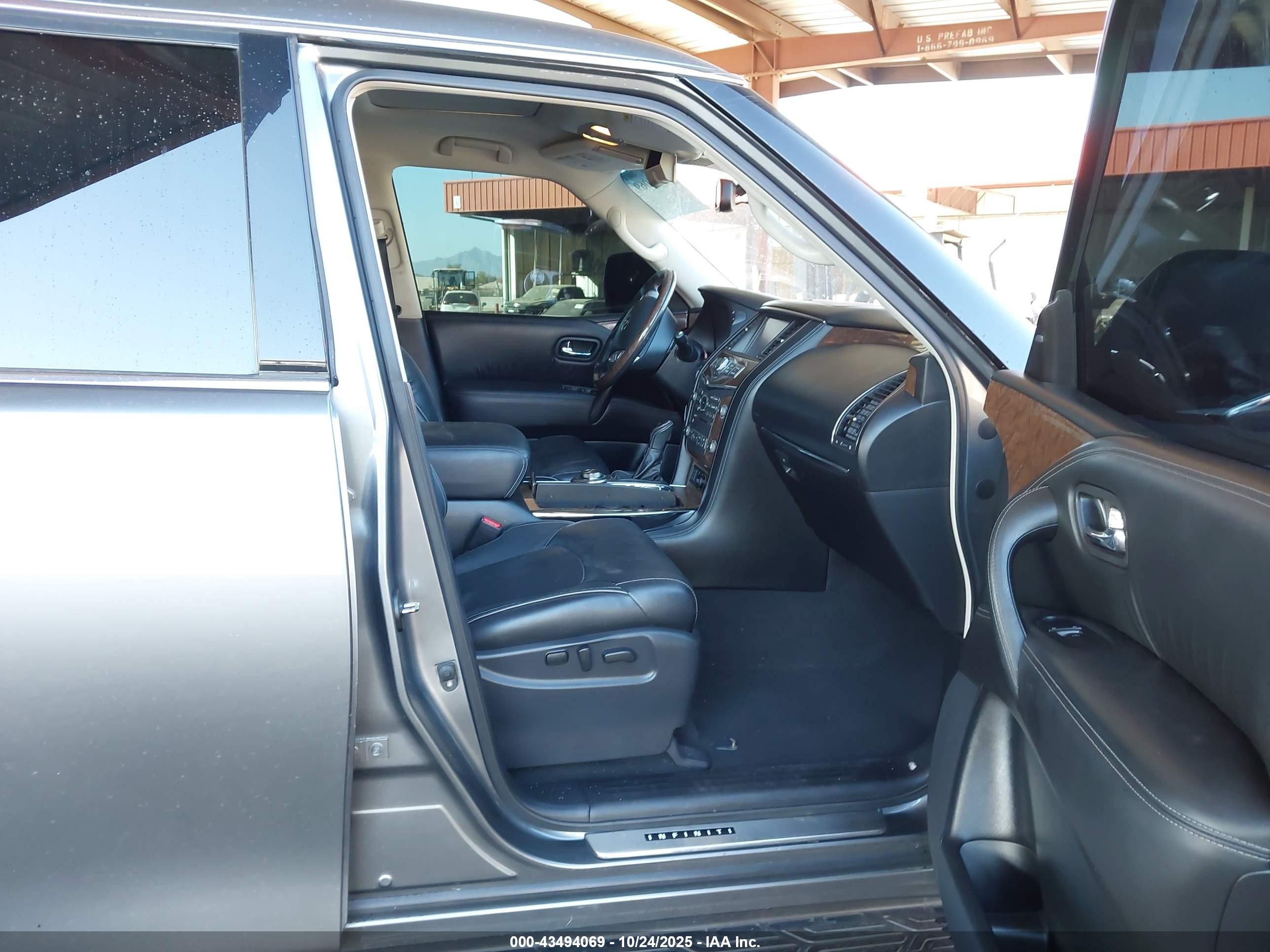 2017 Infiniti Qx80   Серый vin: JN8AZ2NE2H9152688