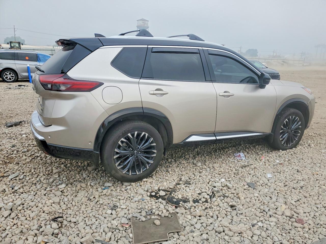 2025 Nissan Rogue Platinum Gold vin: JN8BT3DDXSW470247