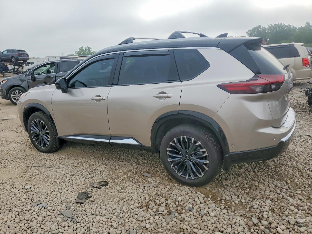 2025 Nissan Rogue Platinum Gold vin: JN8BT3DDXSW470247