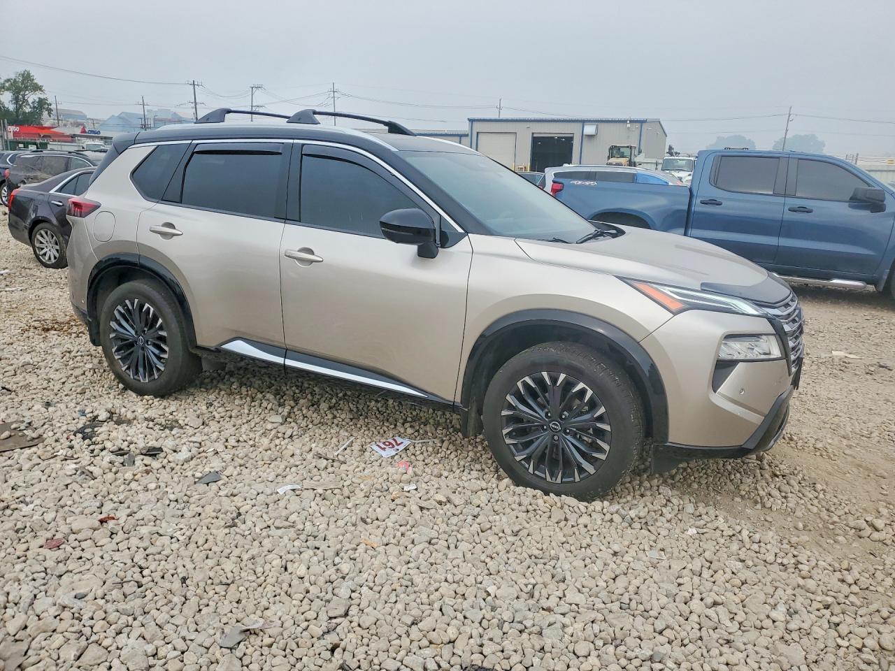 2025 Nissan Rogue Platinum Gold vin: JN8BT3DDXSW470247