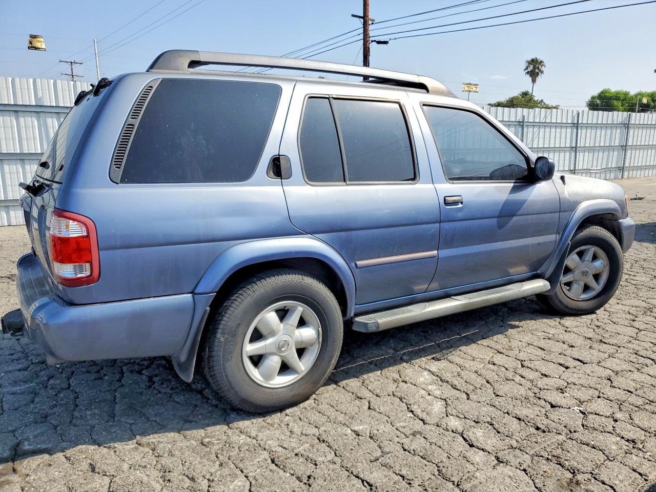 2002 Niss Pathfinder Blue vin: JN8DR09X62W652410
