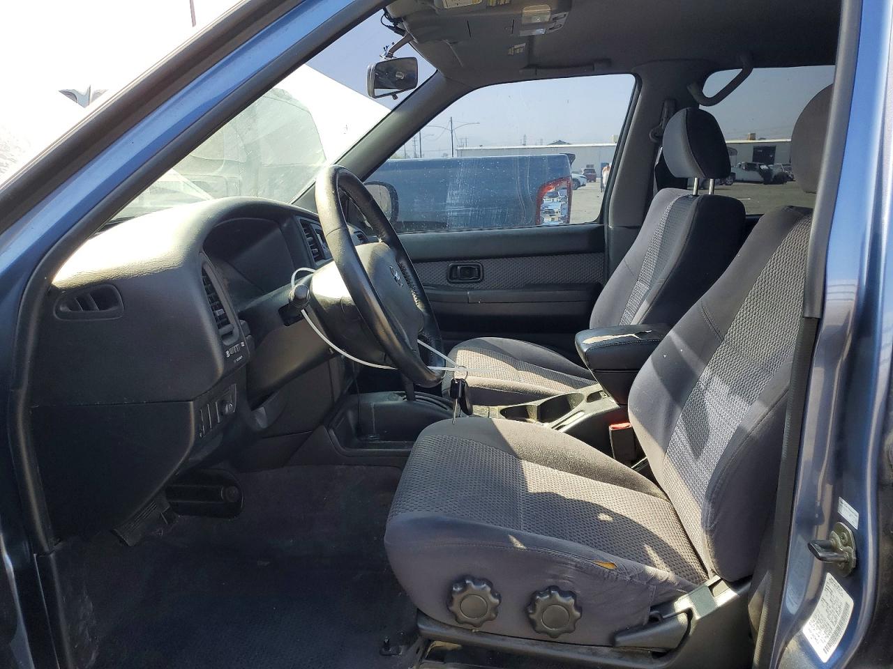 2002 Niss Pathfinder Blue vin: JN8DR09X62W652410