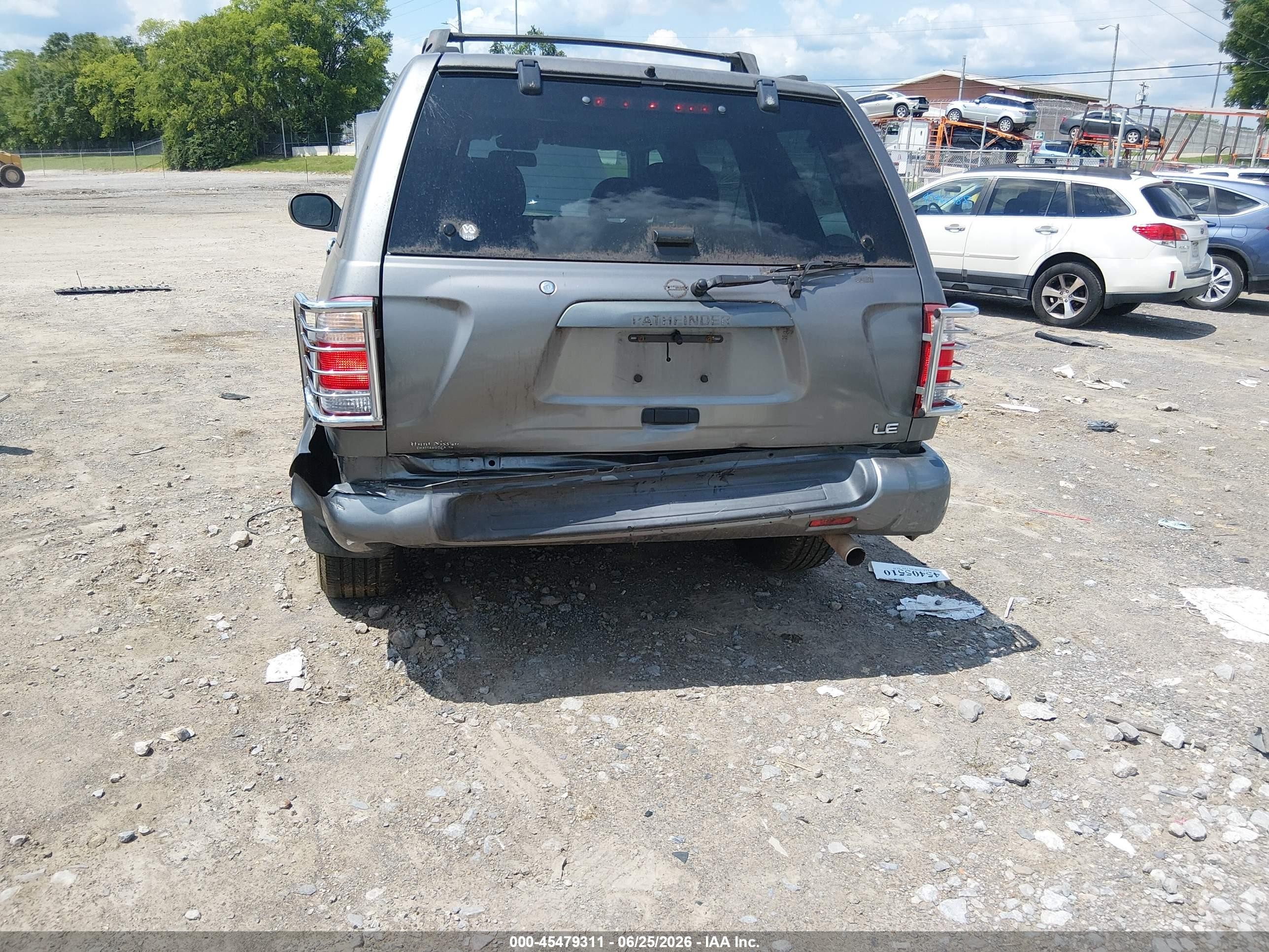 2004 Nissan Pathfinder Le Platinum Silver vin: JN8DR09X84W806084