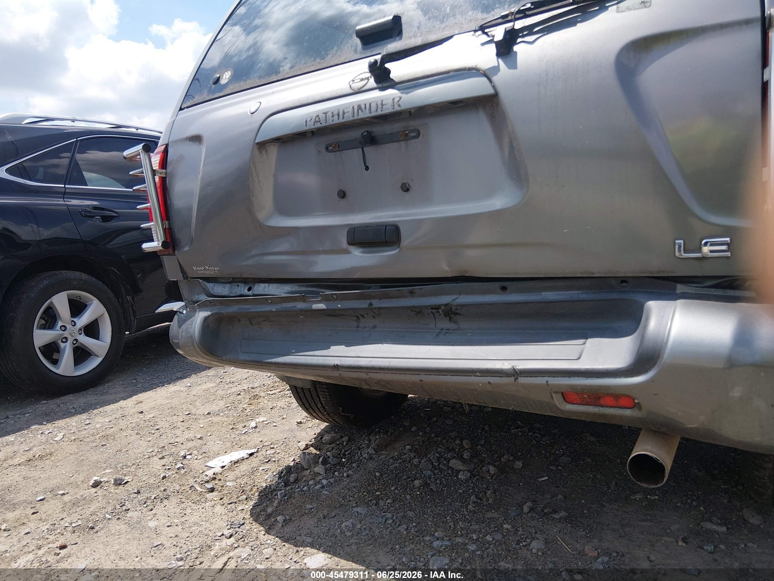 2004 Nissan Pathfinder Le Platinum Silver vin: JN8DR09X84W806084