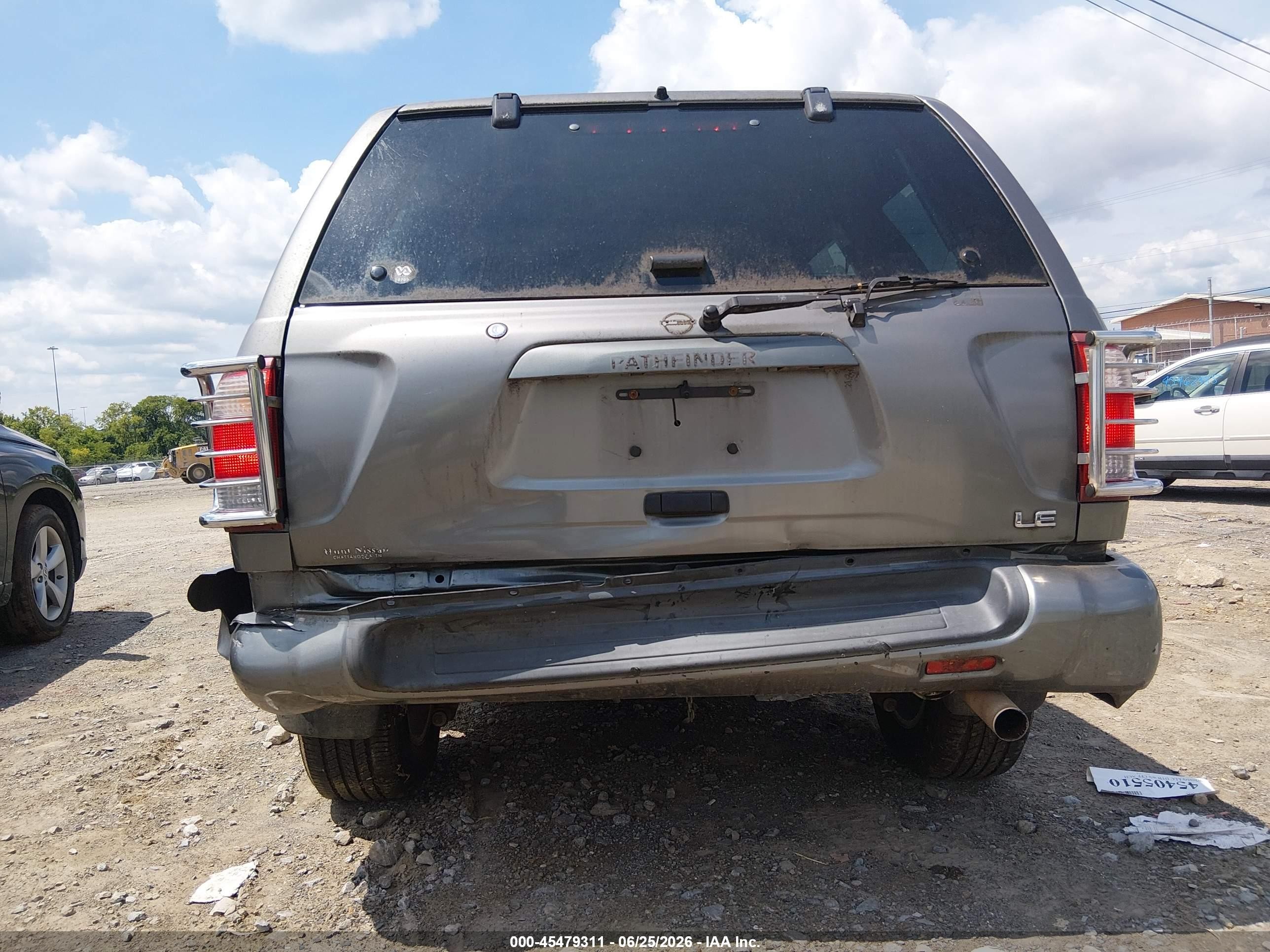 2004 Nissan Pathfinder Le Platinum Silver vin: JN8DR09X84W806084