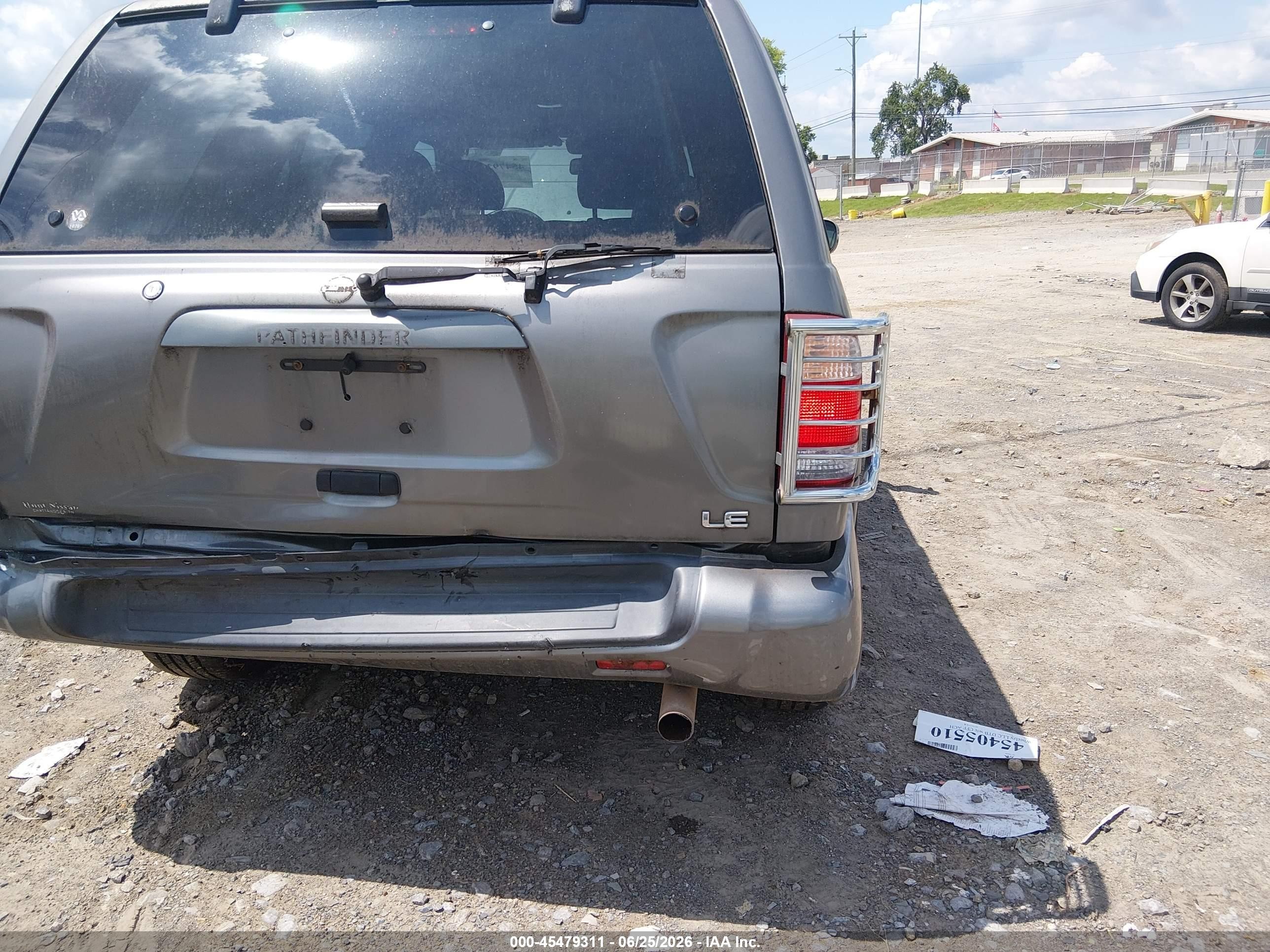 2004 Nissan Pathfinder Le Platinum Silver vin: JN8DR09X84W806084